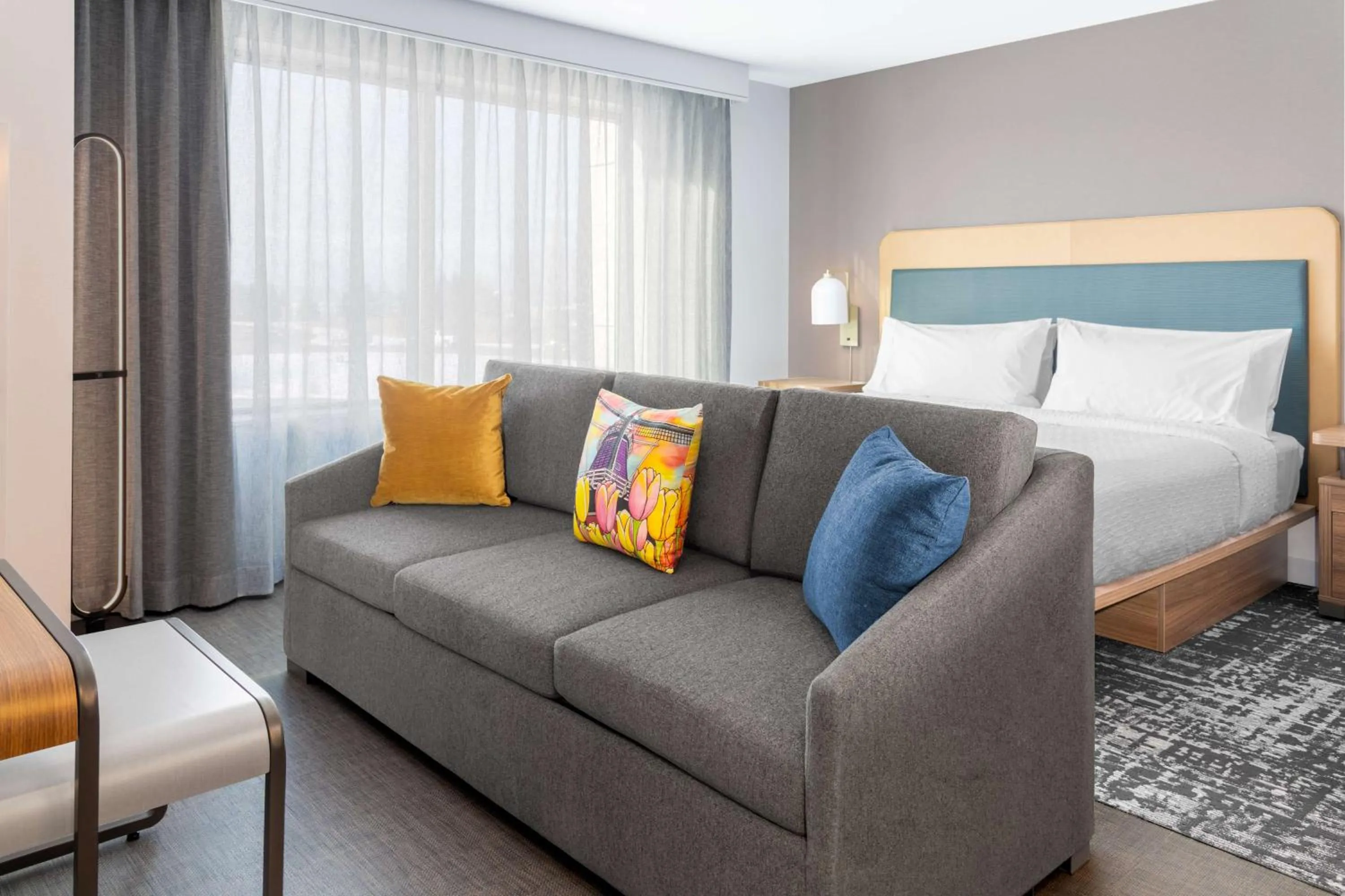 Living room, Bed in Homewood Suites By Hilton Holland