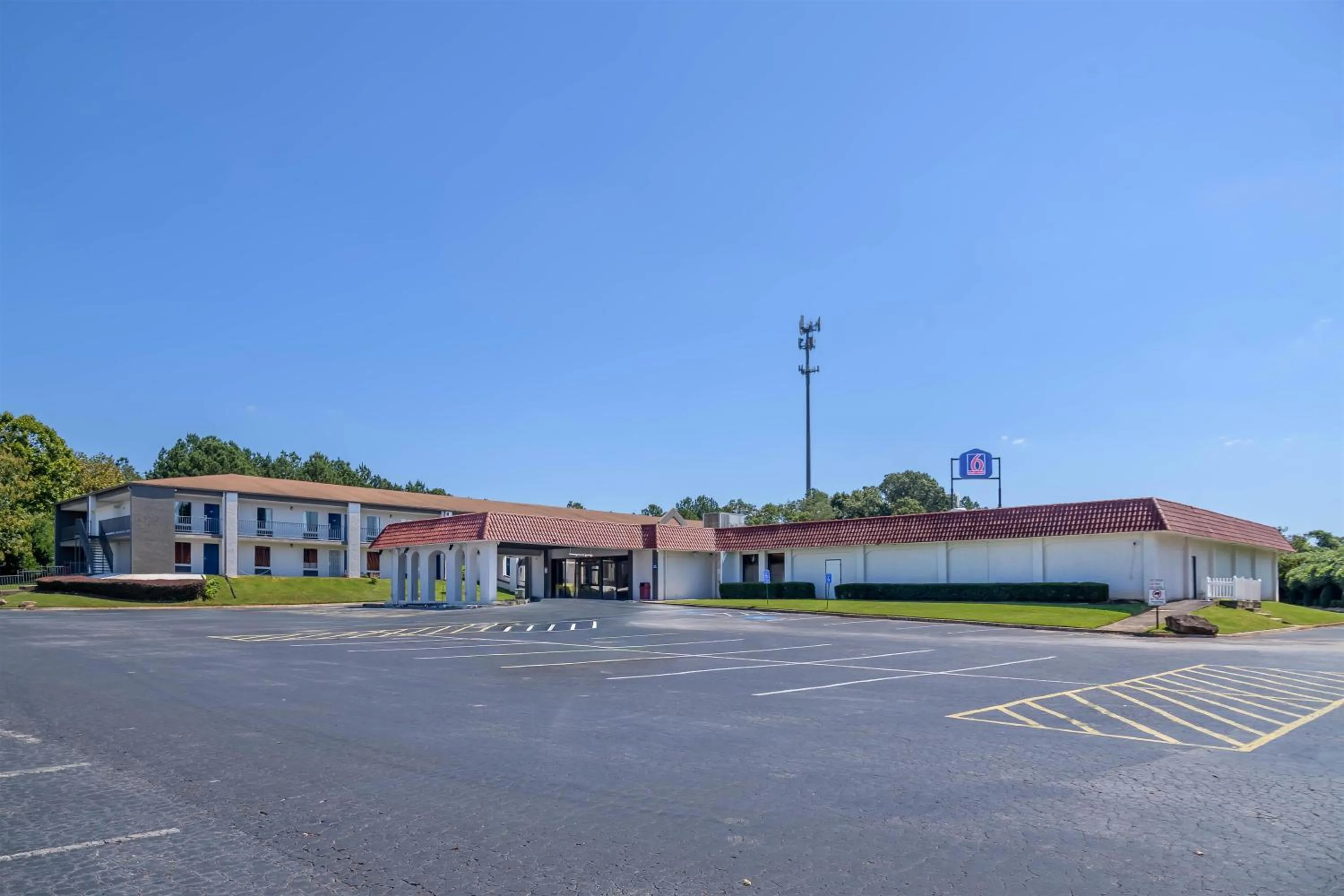Property building in Motel 6 Stockbridge GA Hwy 138 W