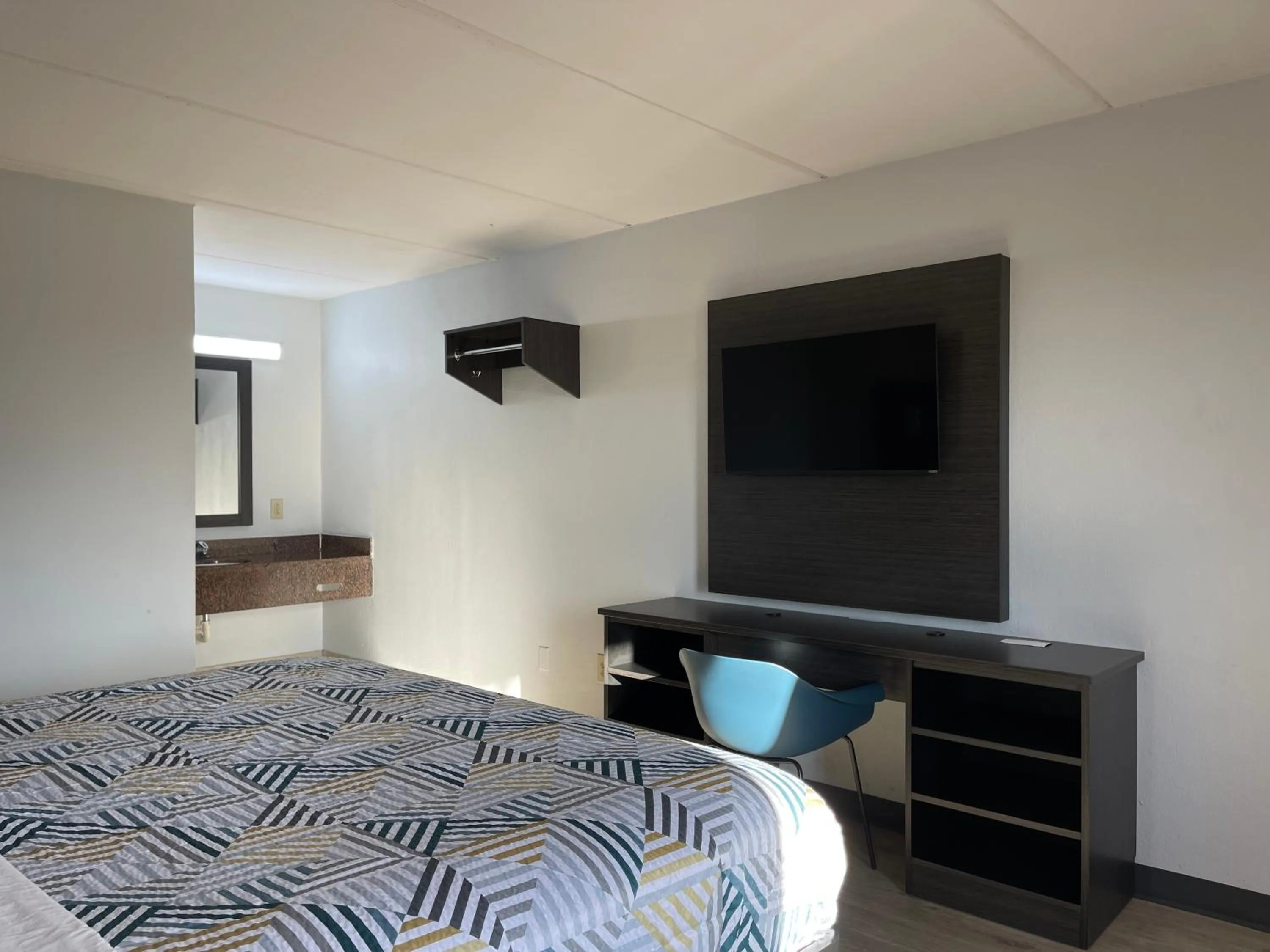 TV and multimedia, Bed in Motel 6 Stockbridge GA Hwy 138 W