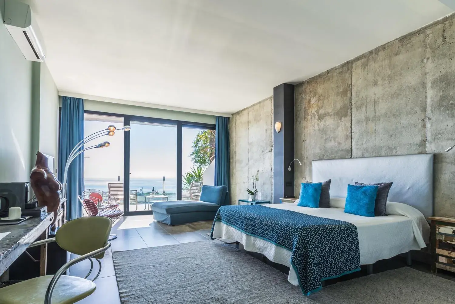 Deluxe Double Room with Bath in Hotel Miba Deluxe Double Room with Bath in Hotel Miba