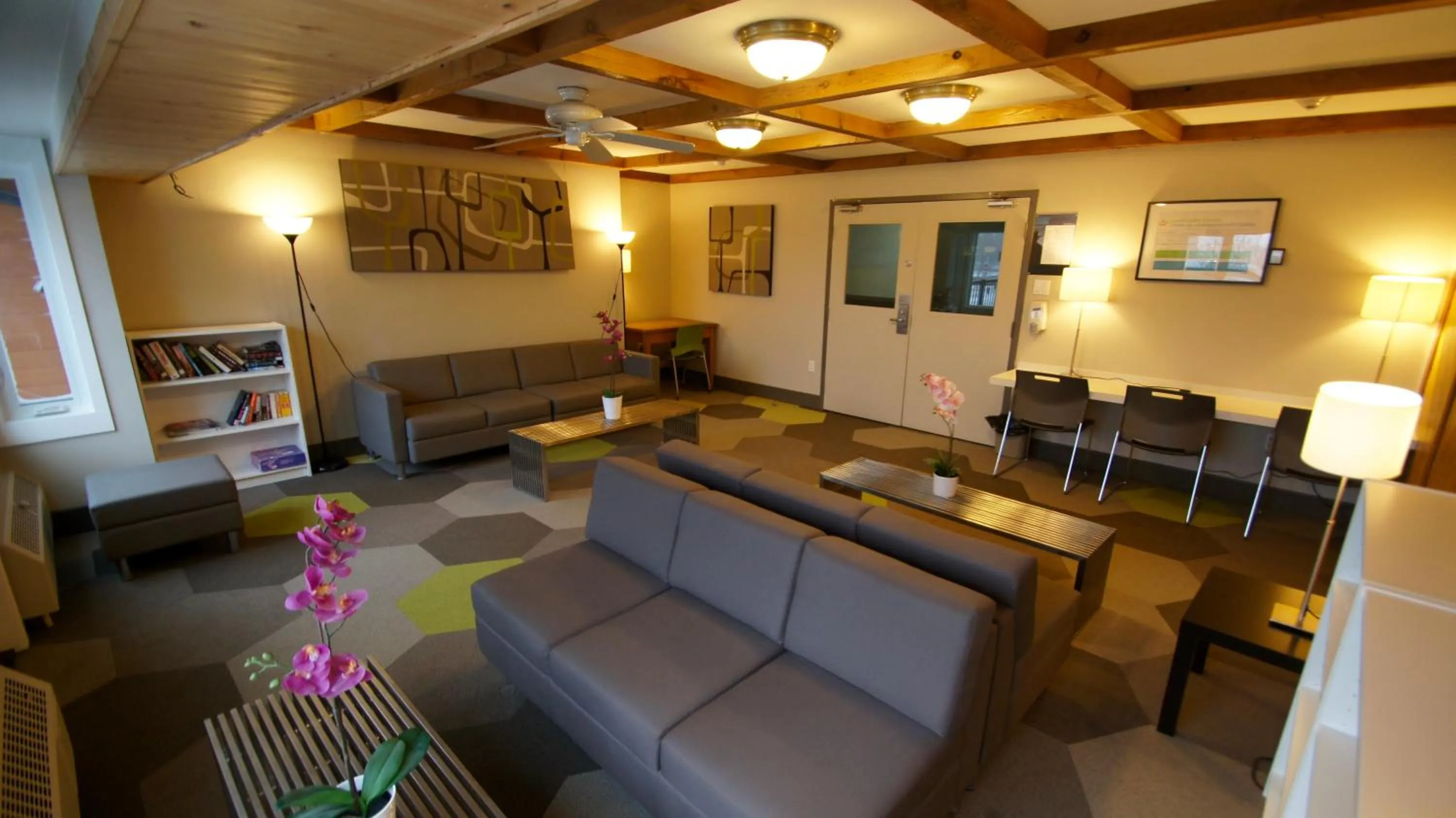 Library in HI Calgary City Centre - Hostel