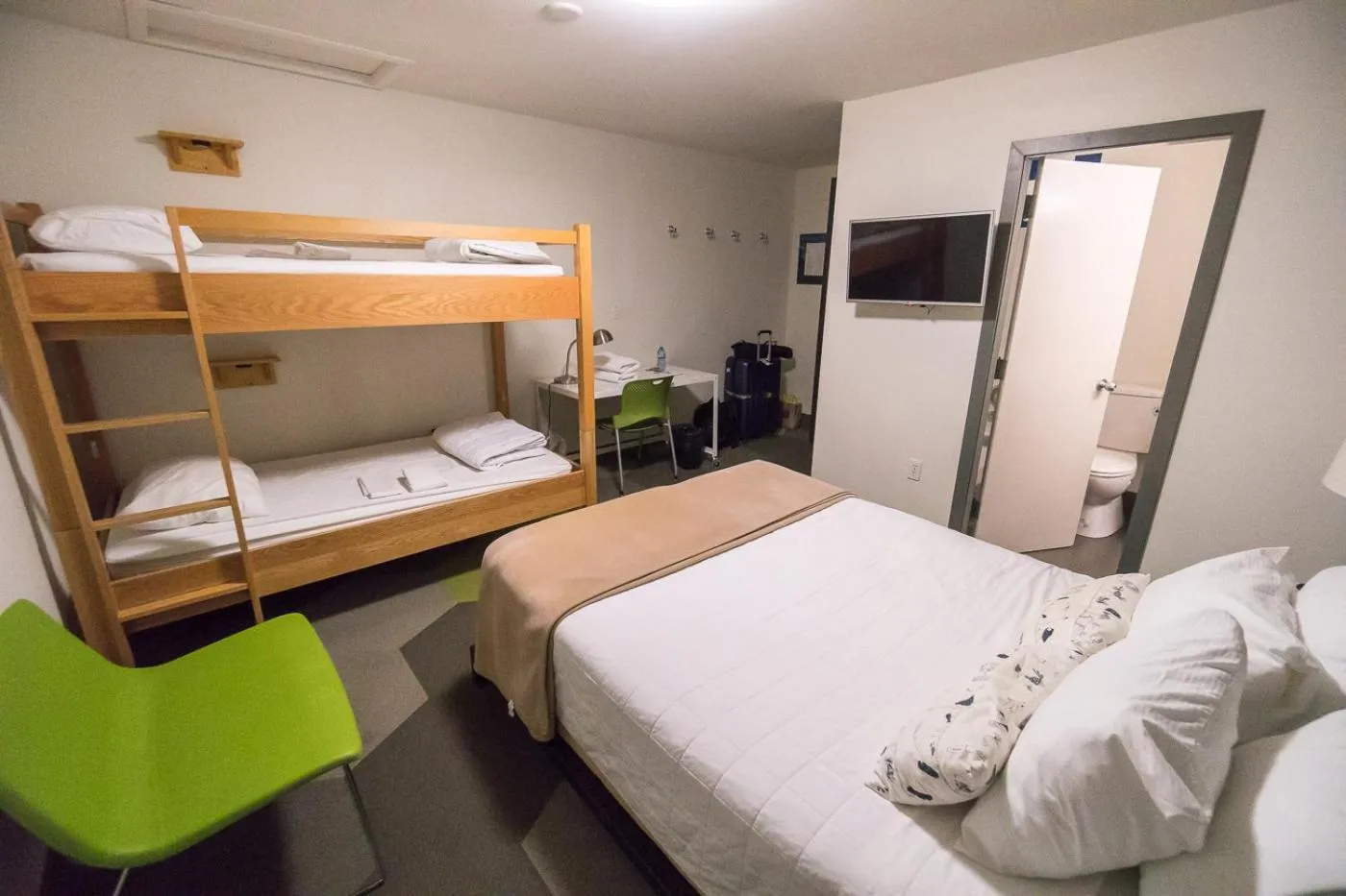 Bed in HI Calgary City Centre - Hostel