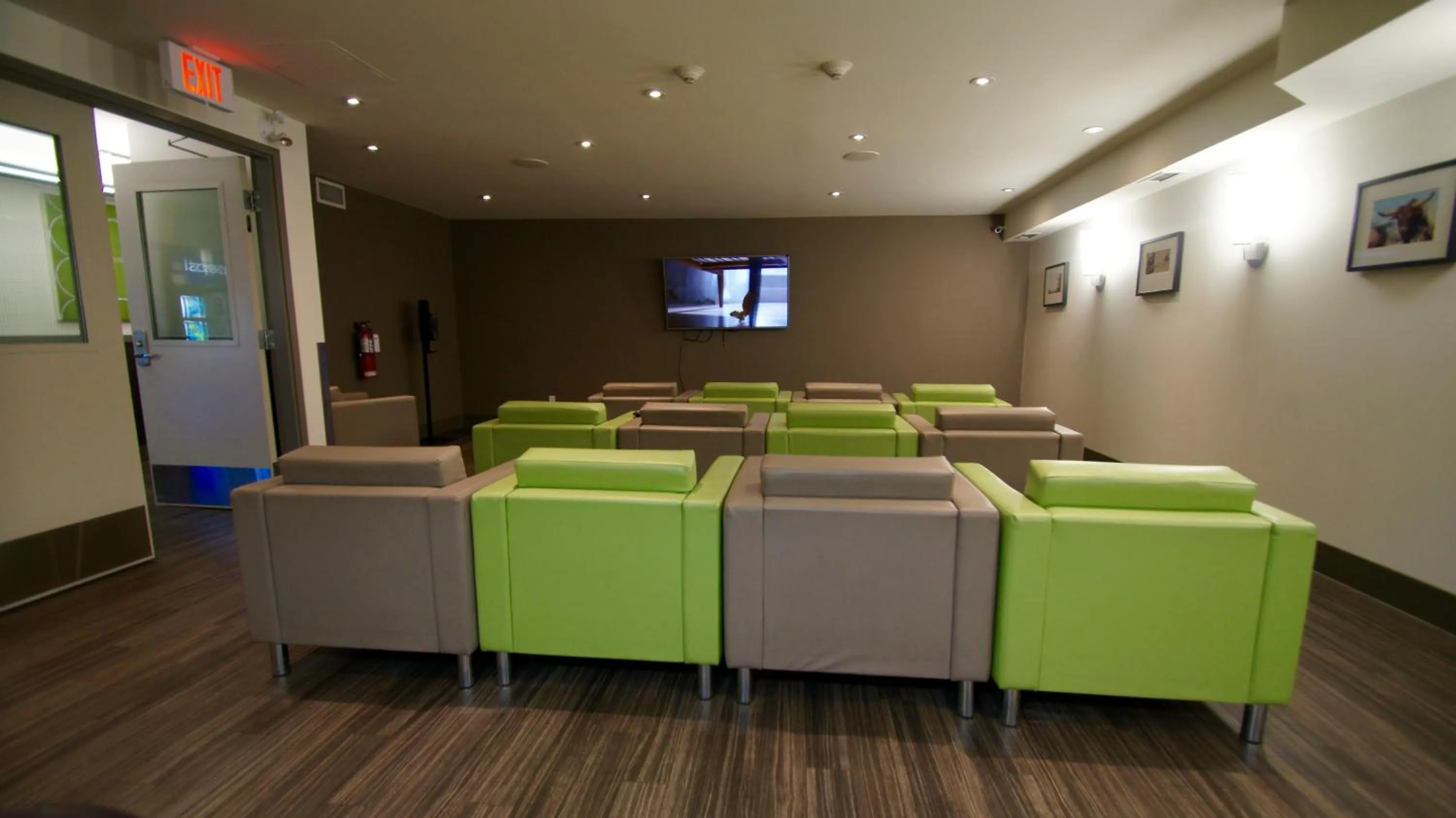 Communal lounge/ TV room in HI Calgary City Centre - Hostel