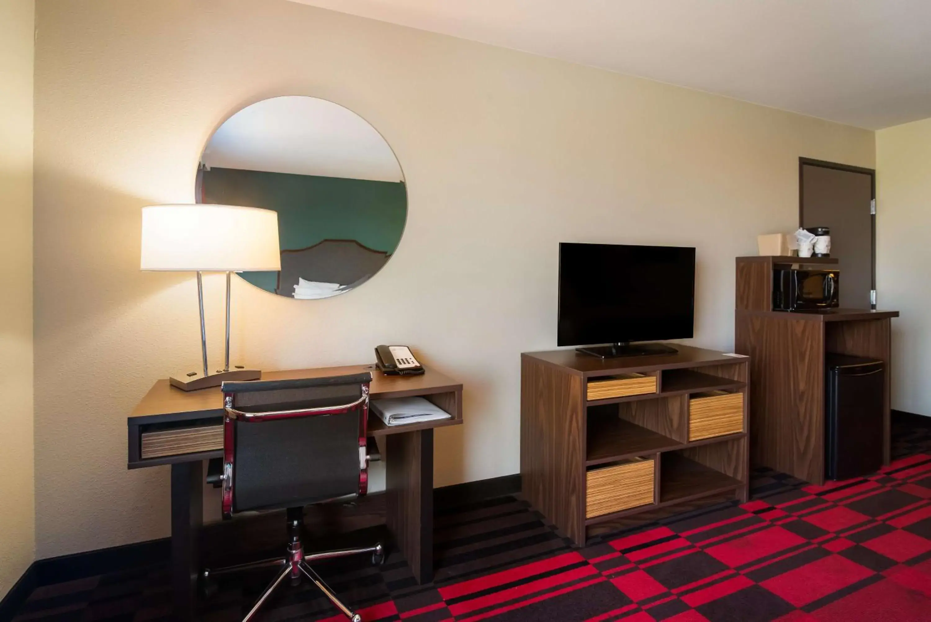 Queen Room with Two Queen Beds and Bath Tub - Mobility Accessible in Best Western Roosevelt Place Queen Room with Two Queen Beds and Bath Tub - Mobility Accessible in Best Western Roosevelt Place