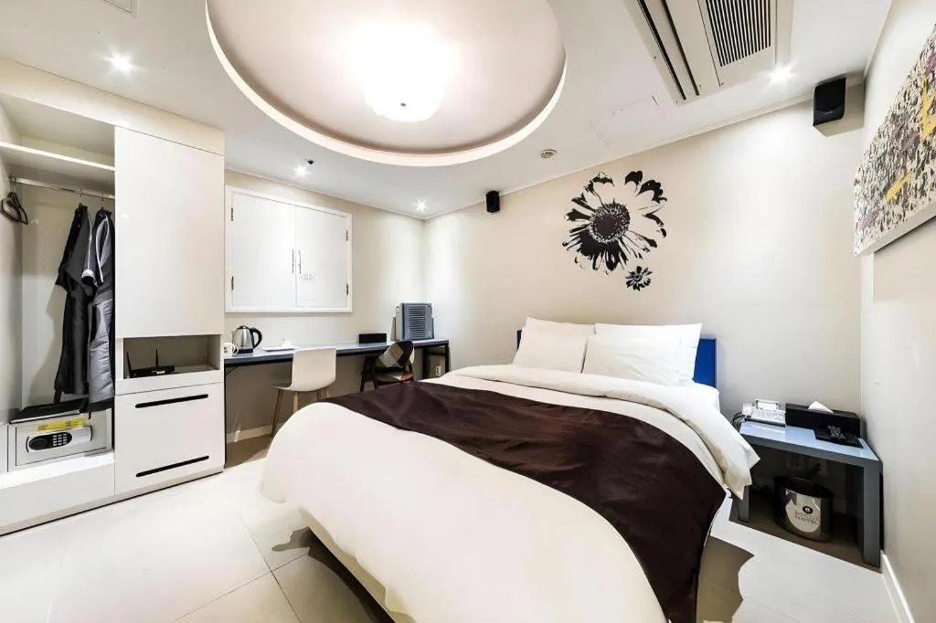 Bed in Nox Boutique Hotel