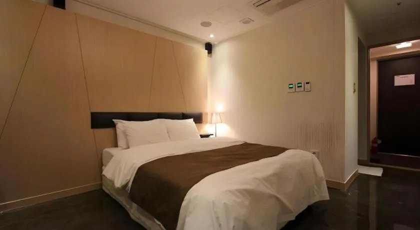 Bed in Nox Boutique Hotel