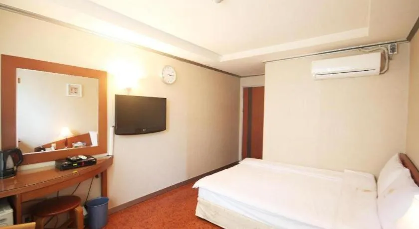 Bed in Mirabell Motel