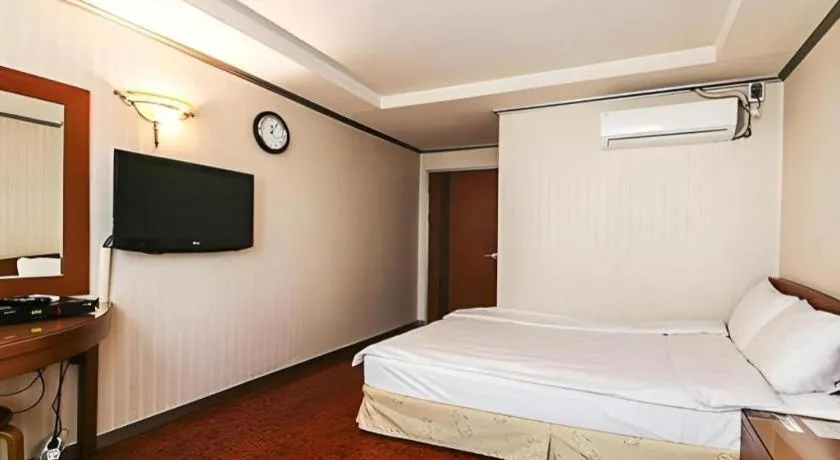 Bed in Mirabell Motel