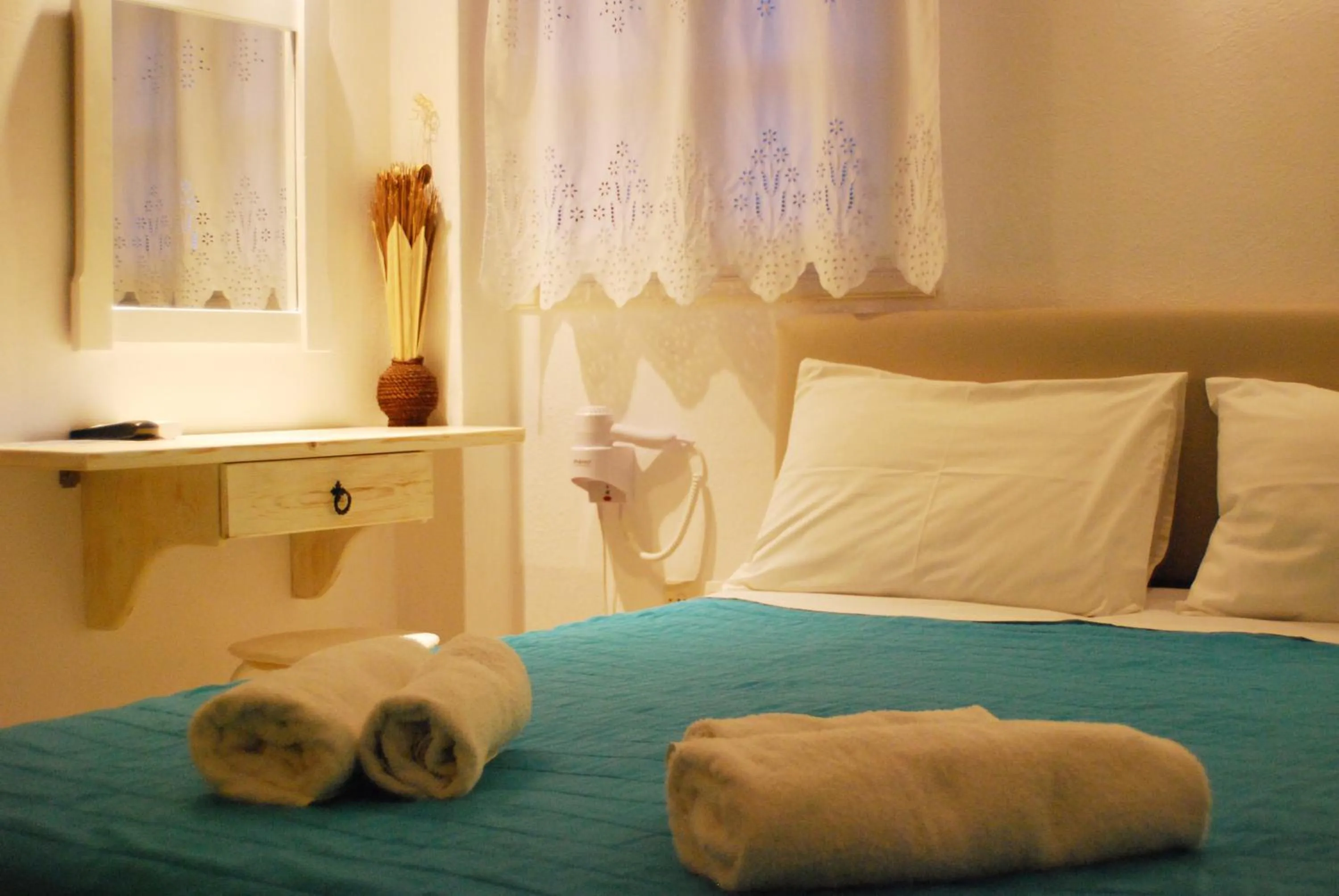 Photo of the whole room, Bed in Aretousa Villas