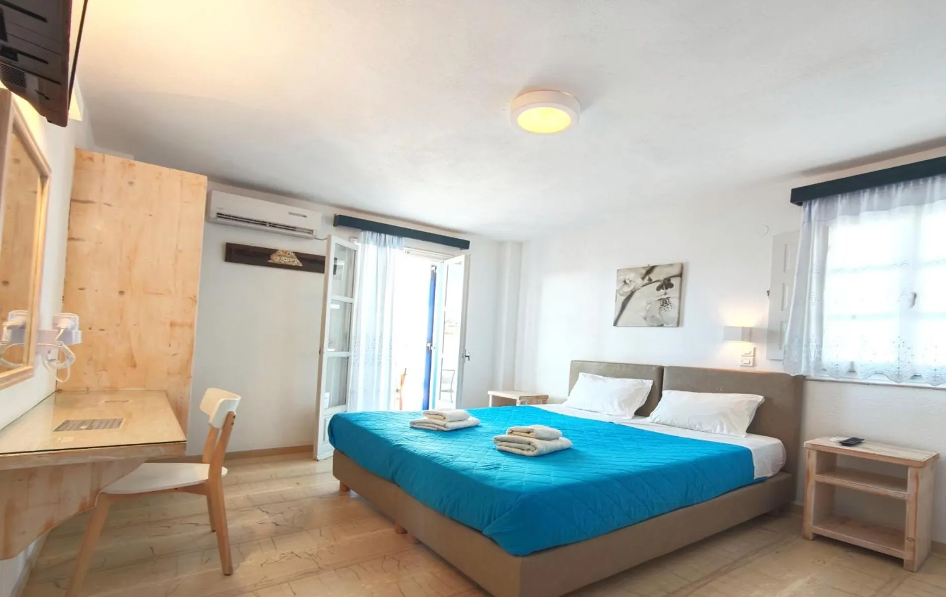 Photo of the whole room, Bed in Aretousa Villas