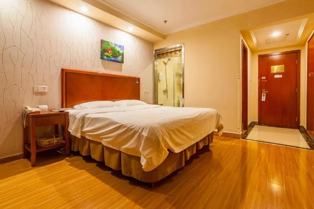 Bed in GreenTree Inn Kunshan Shimao Plaza Business Hotel