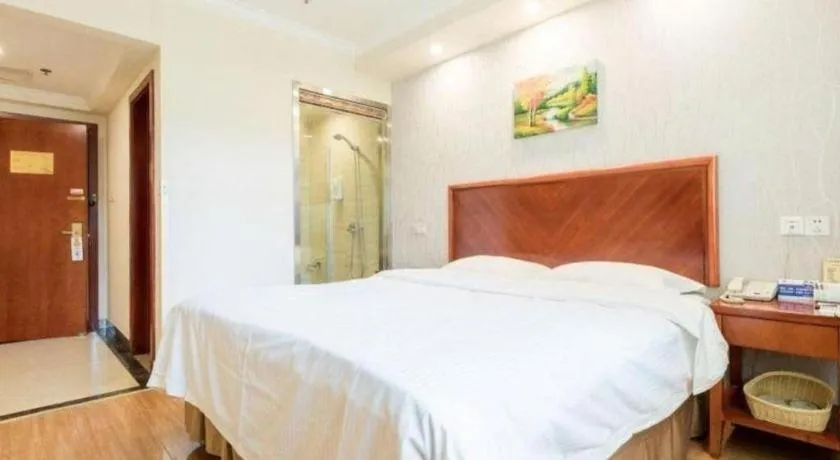 Bed in GreenTree Inn Kunshan Shimao Plaza Business Hotel