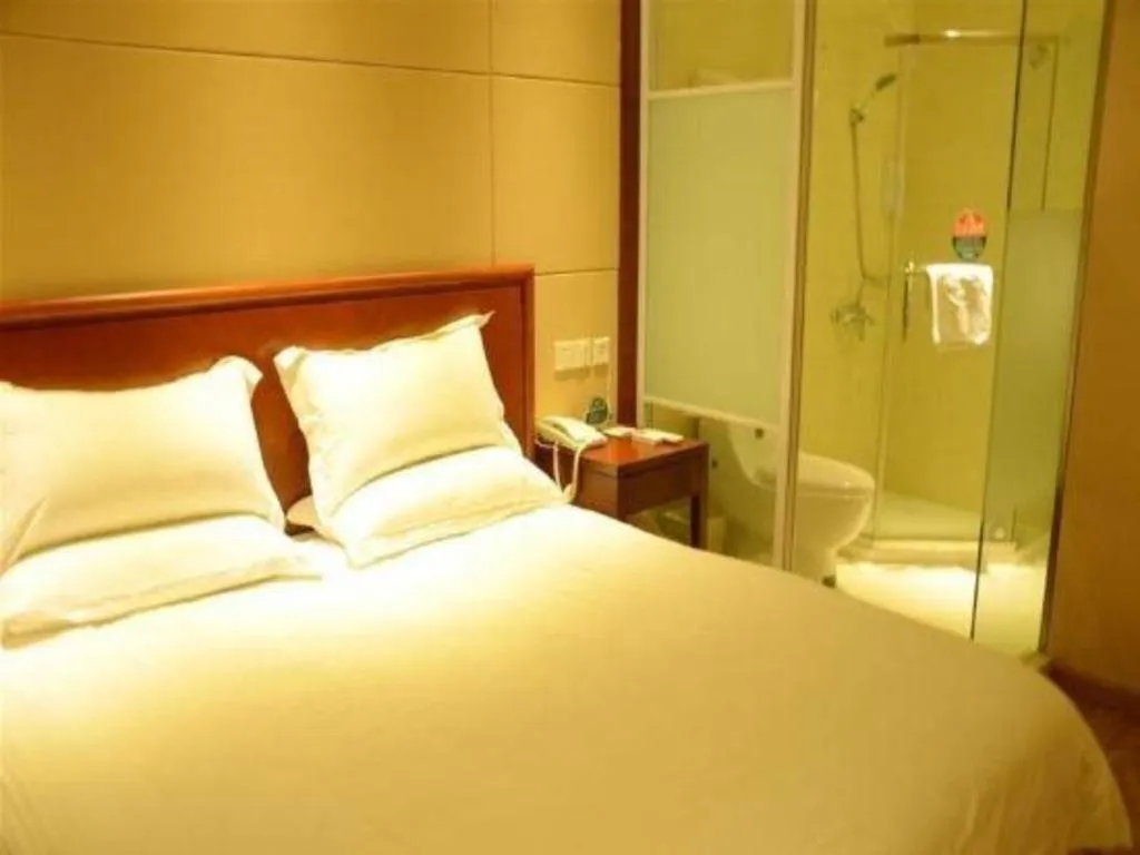 Bed in GreenTree Inn Kunshan Shimao Plaza Business Hotel