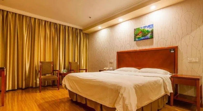 Bed in GreenTree Inn Kunshan Shimao Plaza Business Hotel