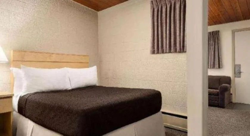 Bed in Thriftlodge Moose Jaw