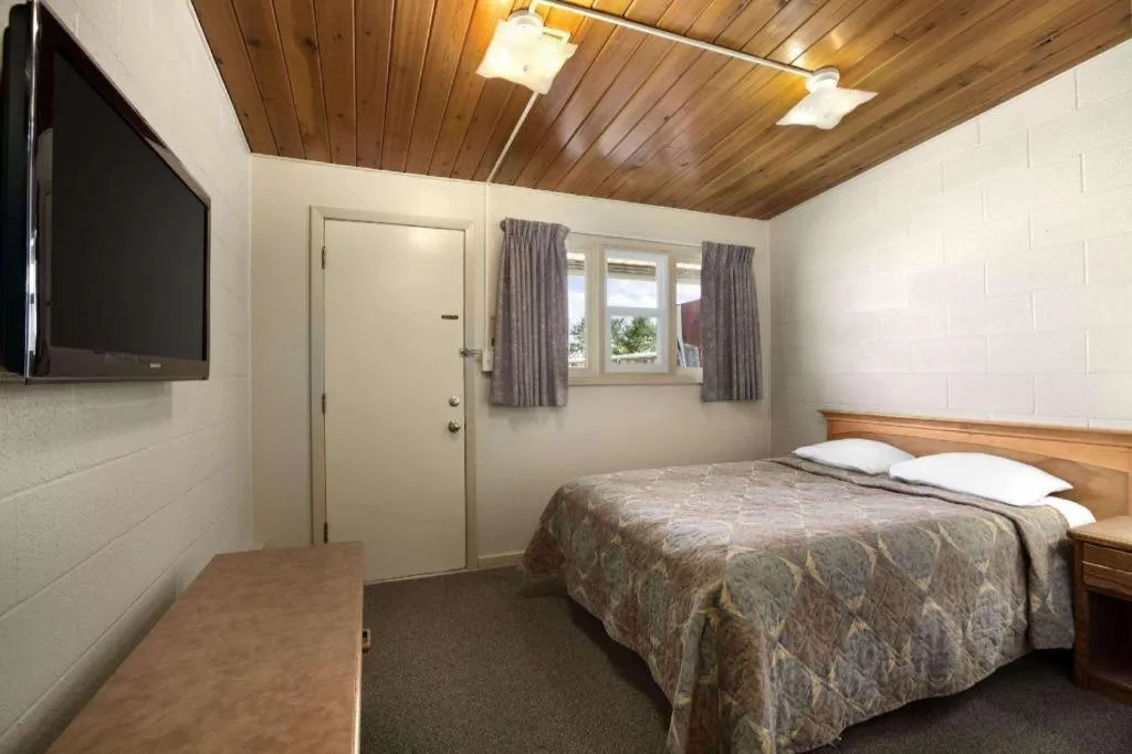 Bed in Thriftlodge Moose Jaw