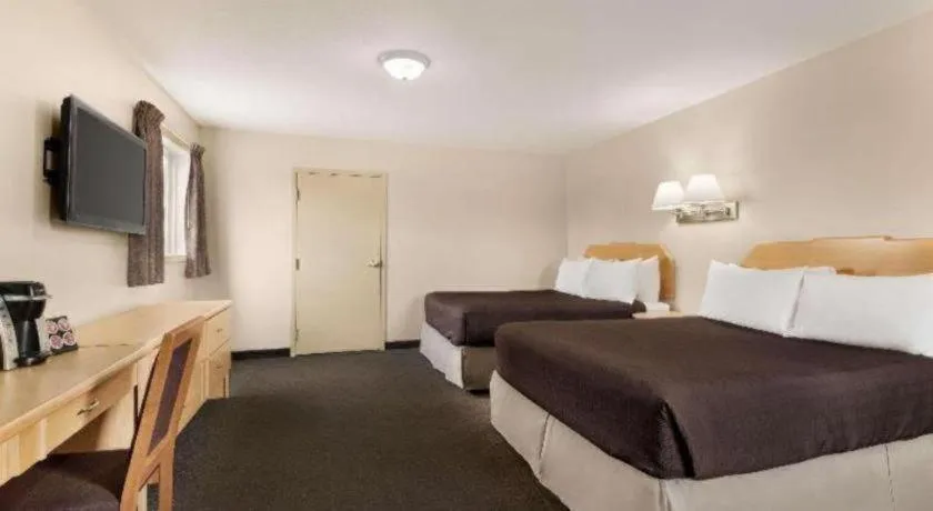 Bed in Thriftlodge Moose Jaw