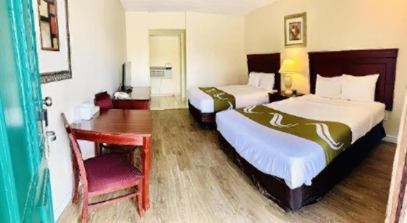 Bed in Niagara Best Inn