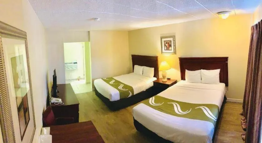 Bed in Niagara Best Inn