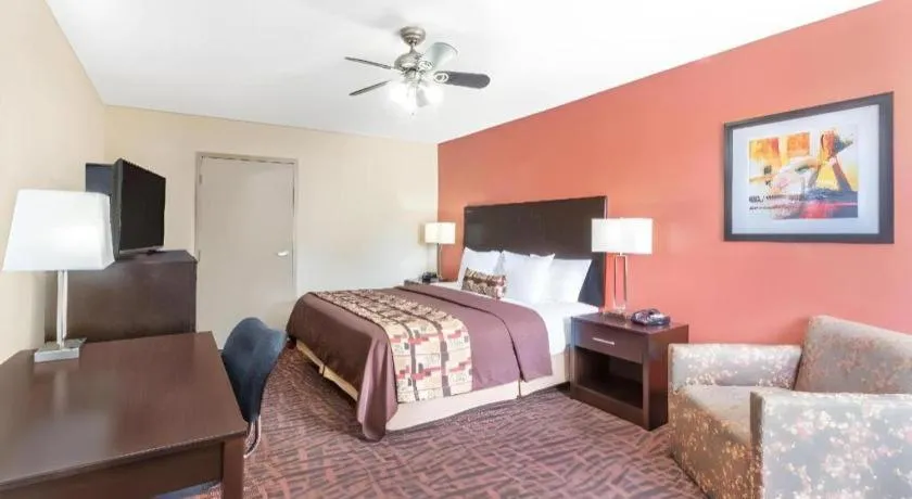 Bed in Days Inn by Wyndham Rayville