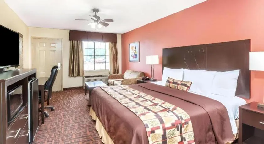 Bed in Days Inn by Wyndham Rayville