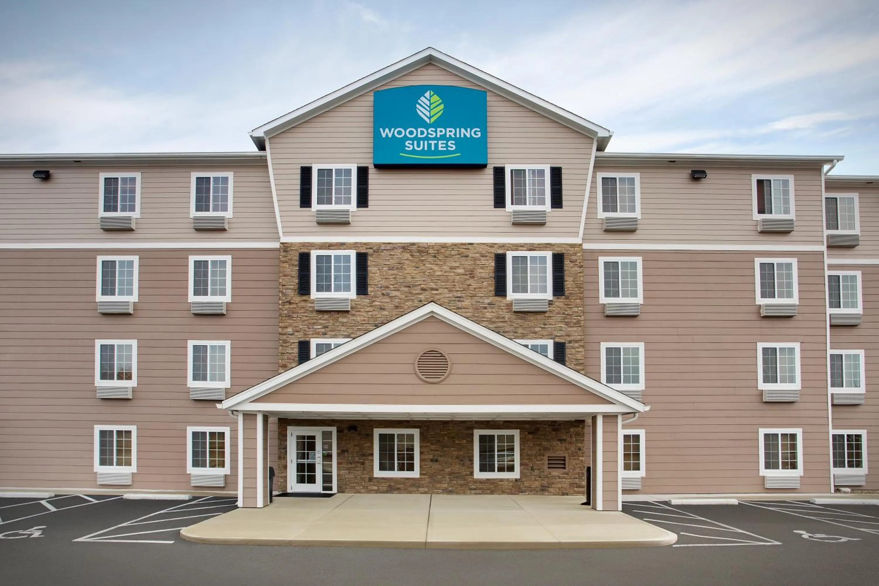 Property building in WoodSpring Suites Columbus North I-270