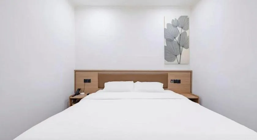 Bed in GreenTree Inn Chaoyang Shuangta District Bus Station