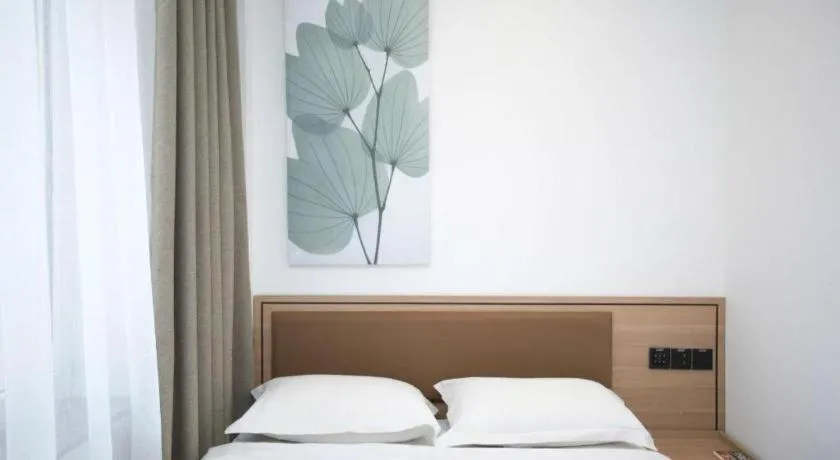 Bed in GreenTree Inn Chaoyang Shuangta District Bus Station