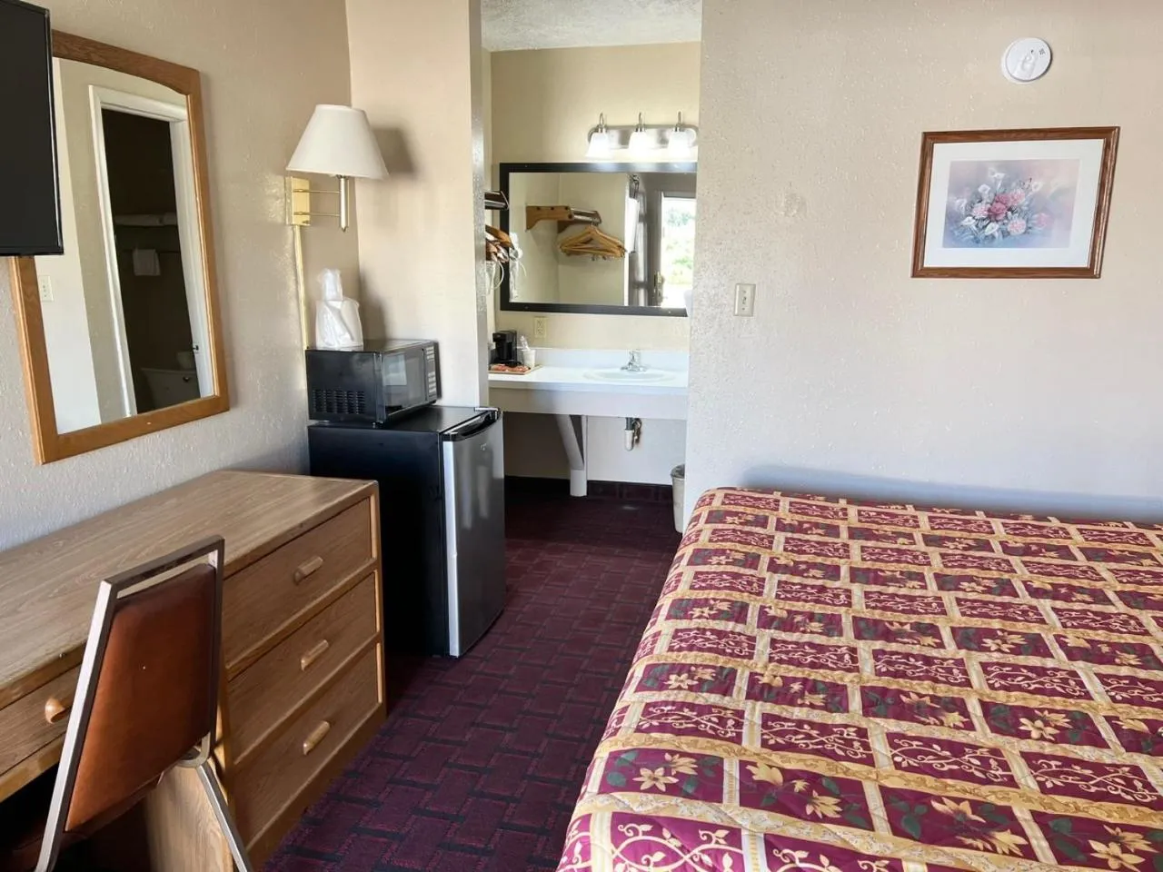 Bed in Economy Inn McCook