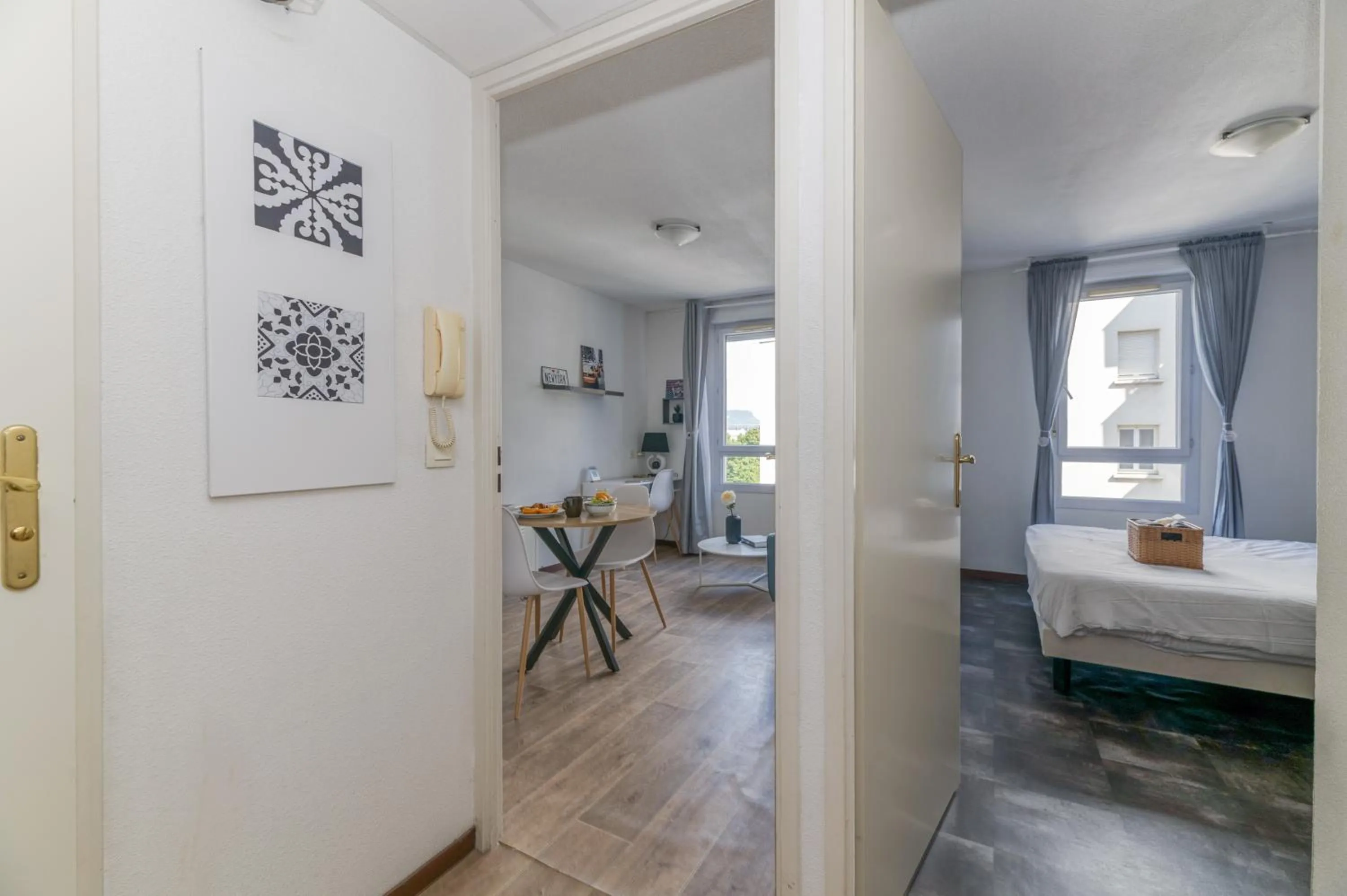 Living room, Bed in R'Apparts T2 Le New York