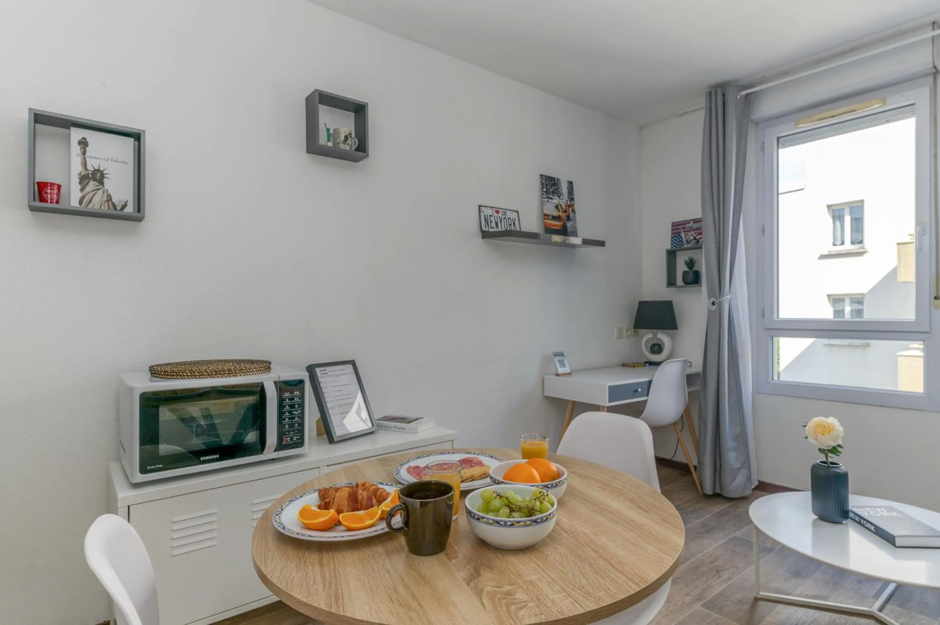 Living room in R'Apparts T2 Le New York