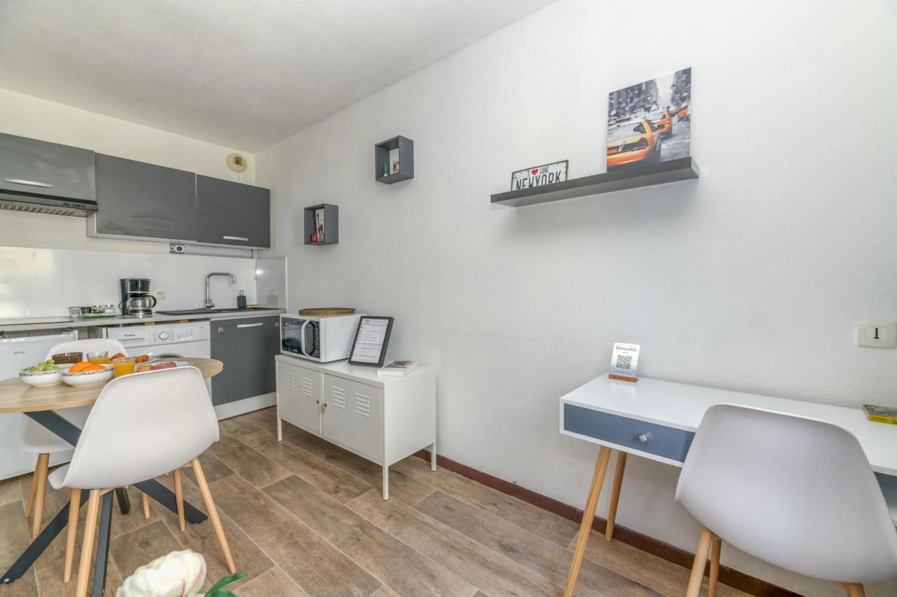 currency exchange in R'Apparts T2 Le New York