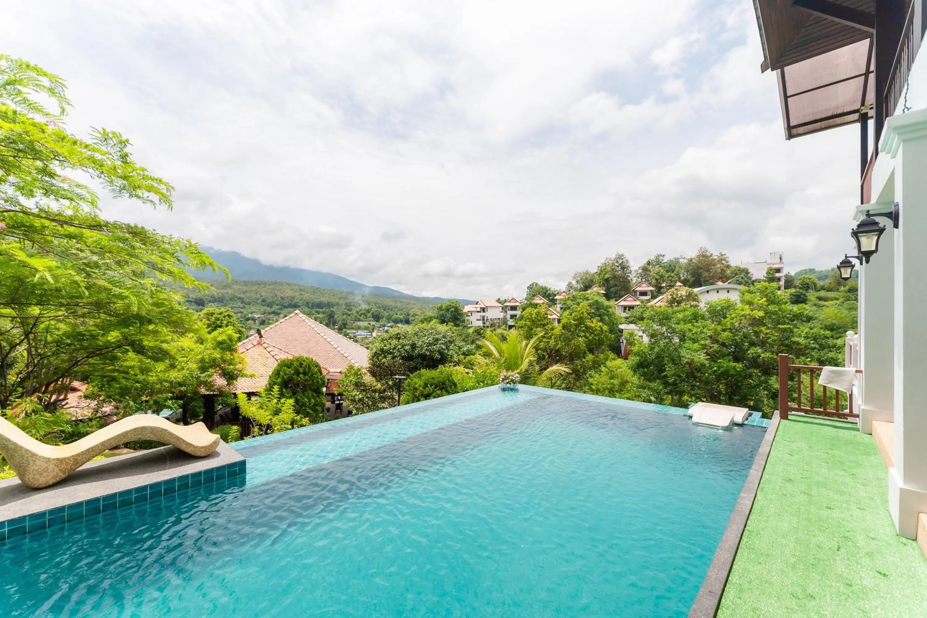 Swimming pool in Guru Resort Chiang Mai