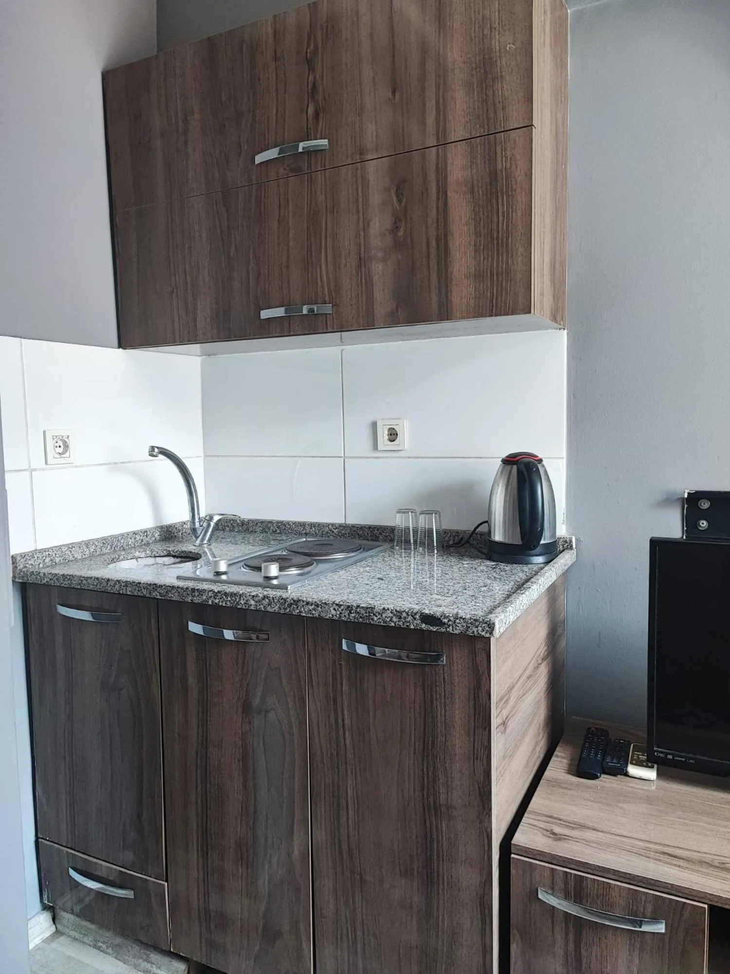 Coffee/tea facilities in Smyrna Homes & Suits