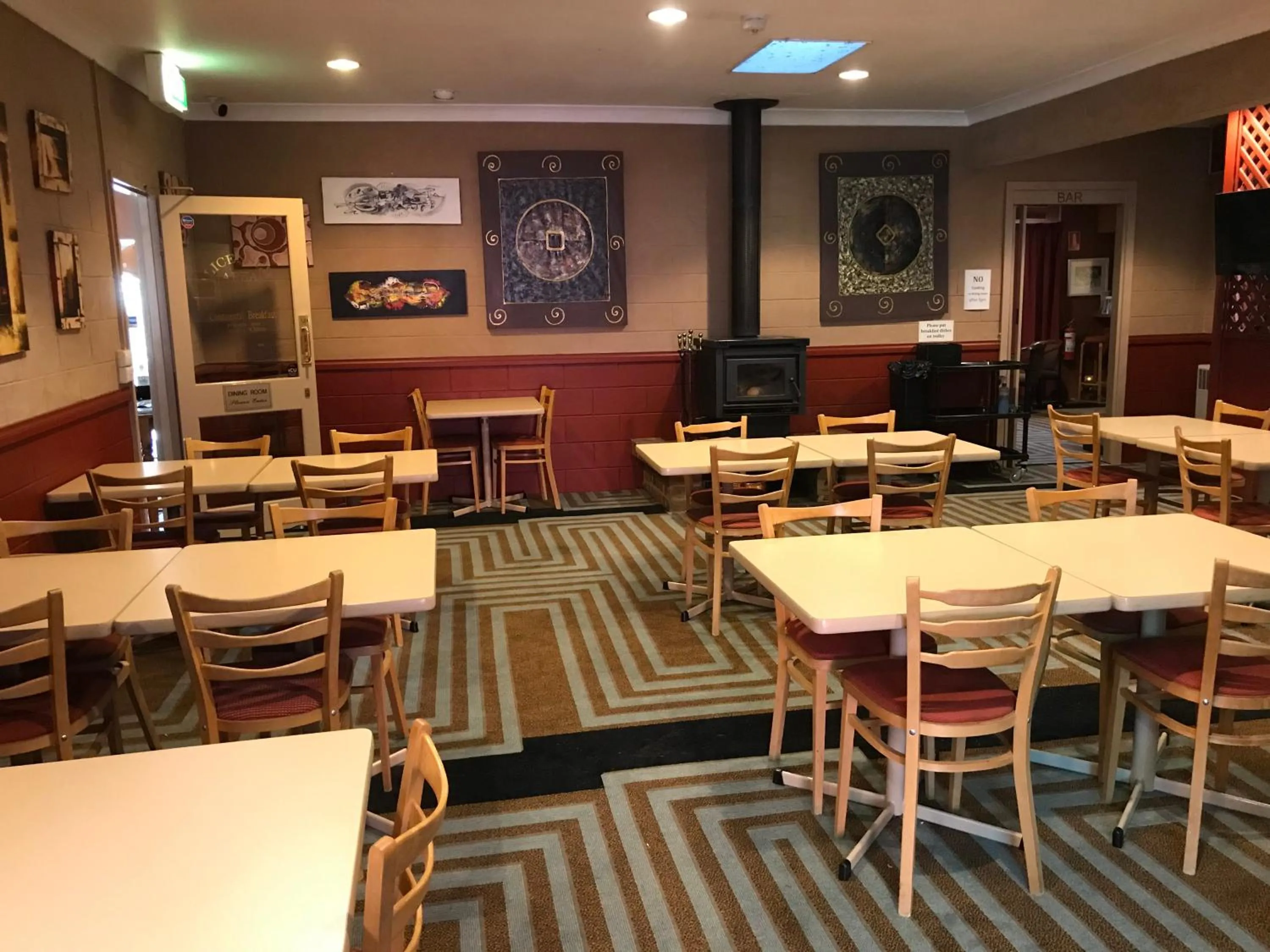 Dining area in Cottonwood Lodge