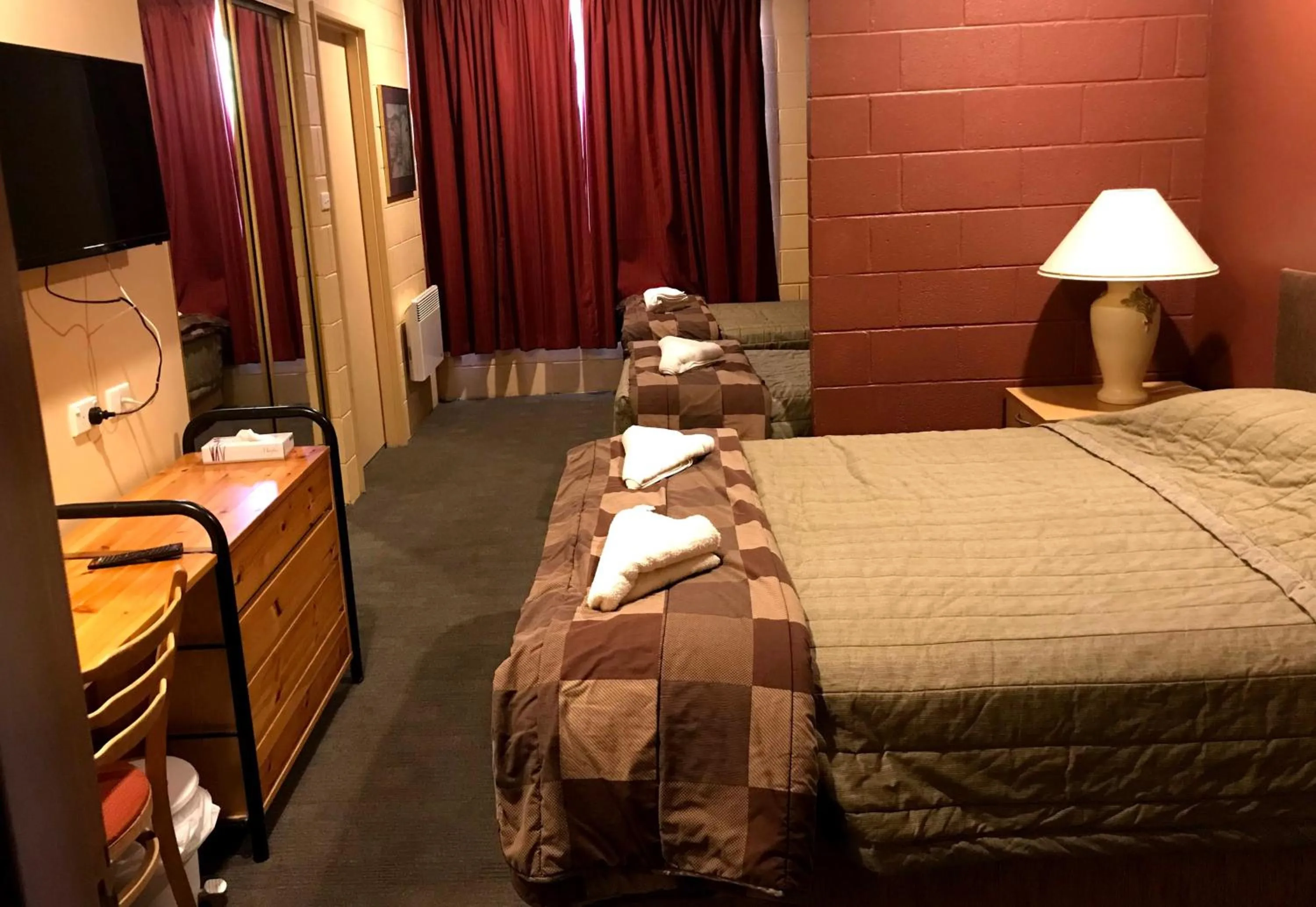 Photo of the whole room, Bed in Cottonwood Lodge