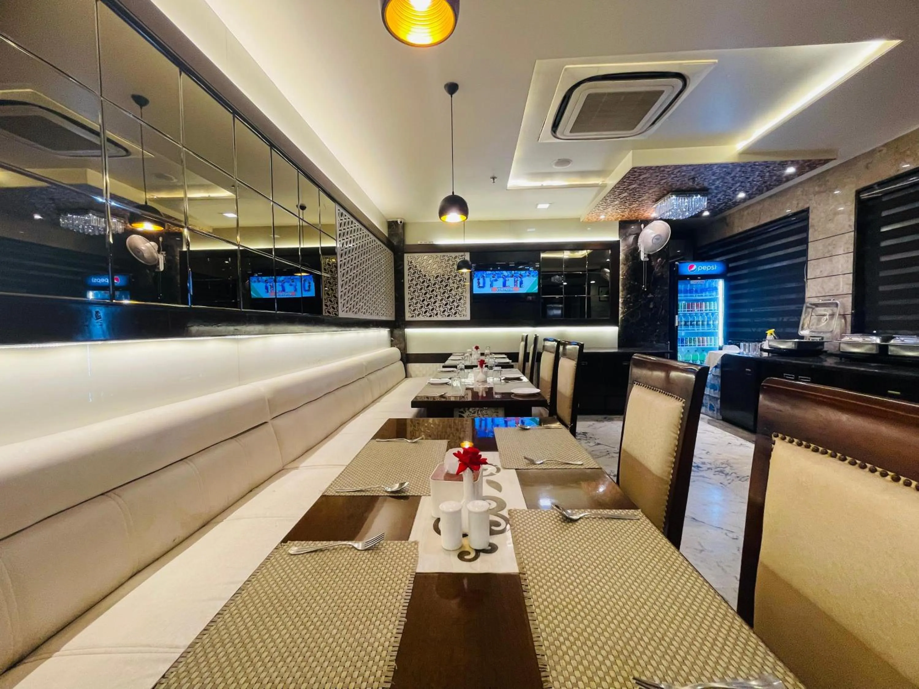 Restaurant/places to eat in Hotel Kc Inn Ajmer