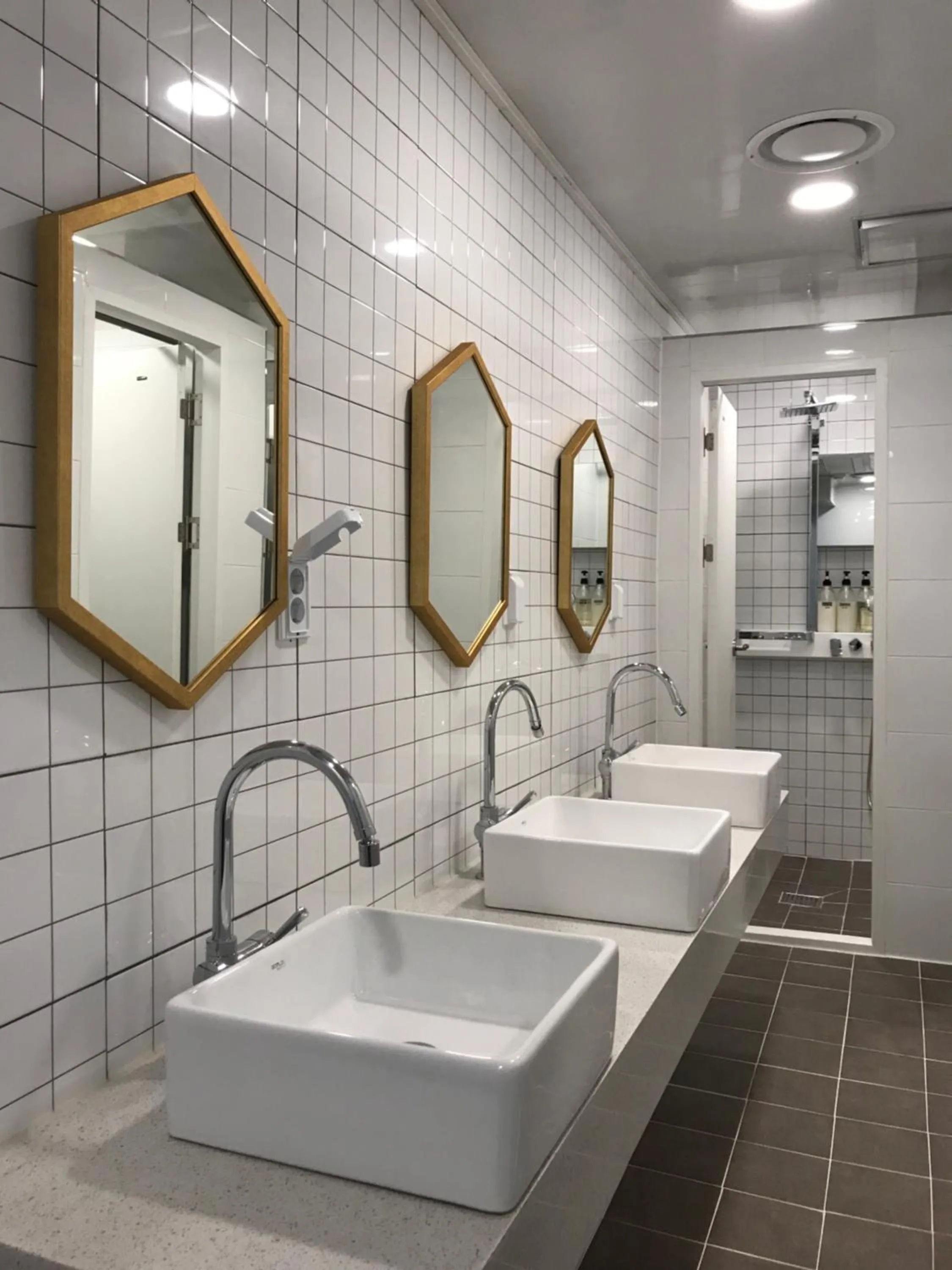 Shower in Step Inn Myeongdong 1