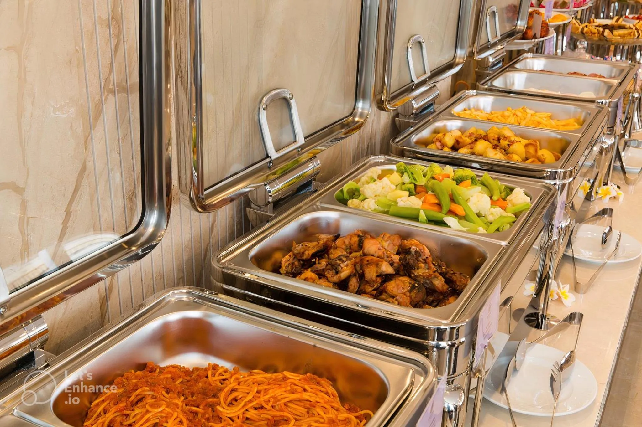 Restaurant/places to eat in Royal Family Hotel