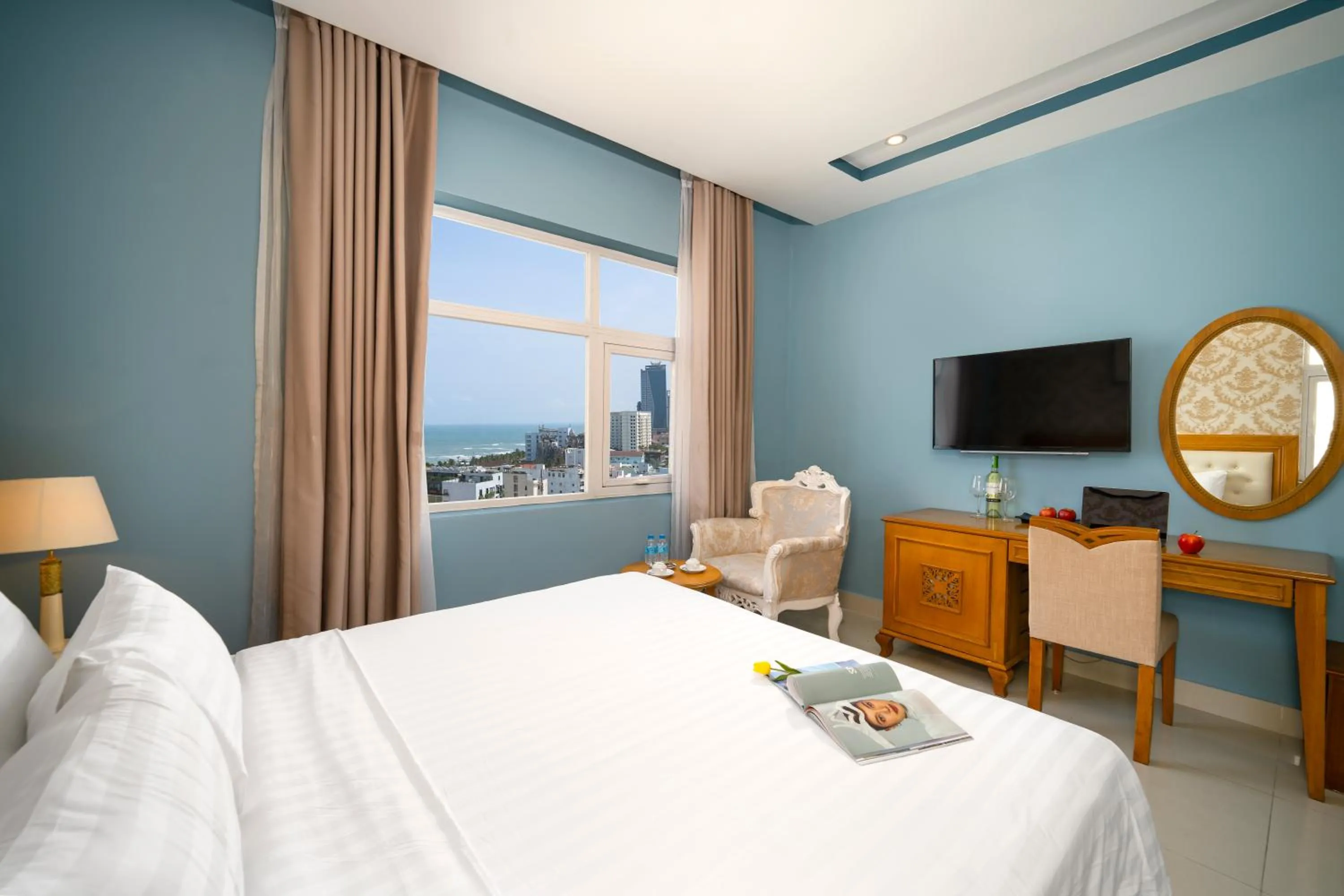 Sea view, Bed in Royal Family Hotel