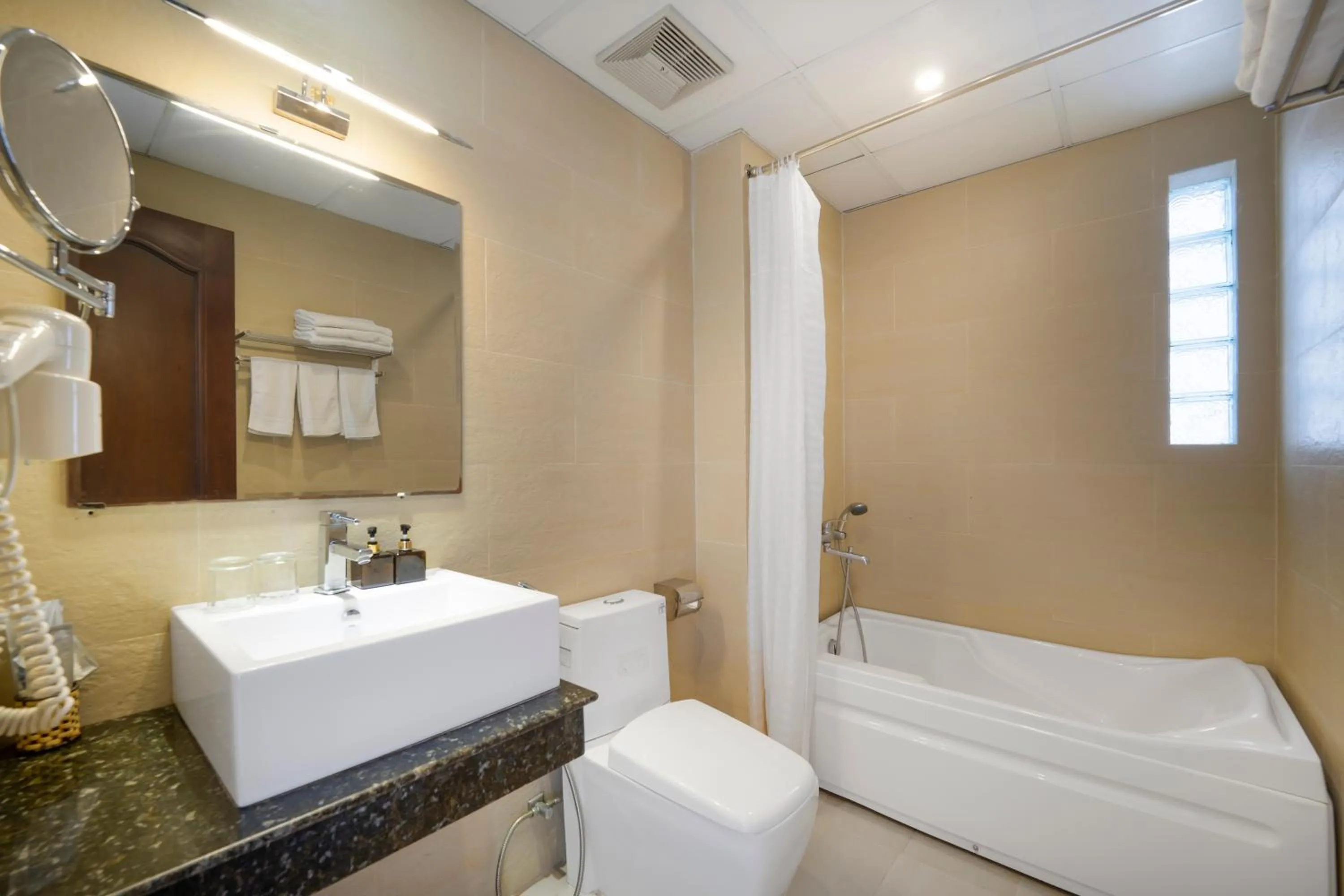 Bath, Bed in Royal Family Hotel