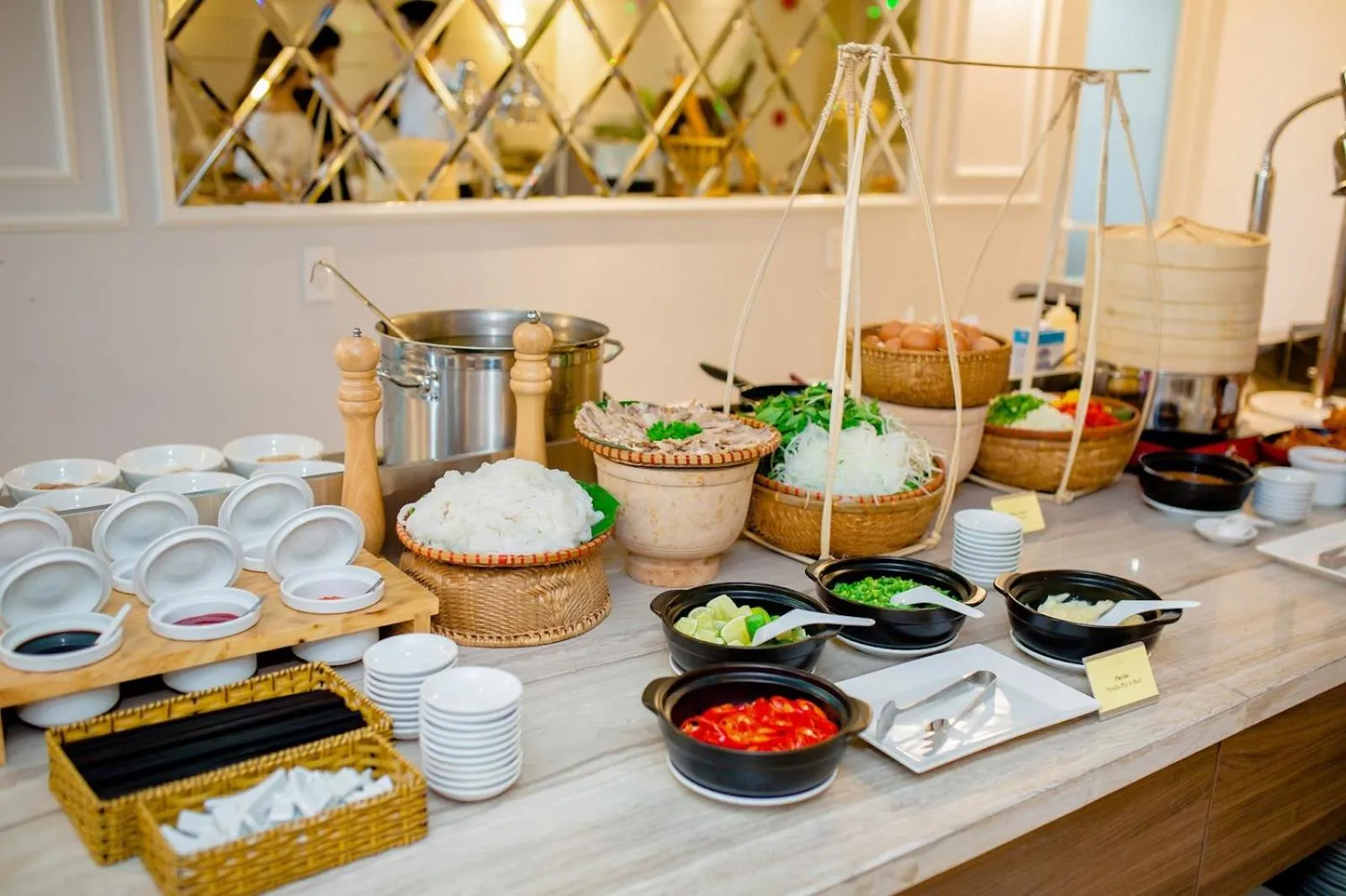 Restaurant/places to eat in Royal Family Hotel