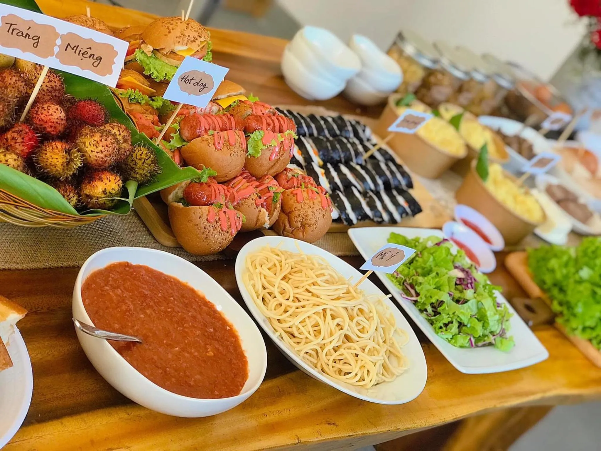 Restaurant/places to eat in Royal Family Hotel