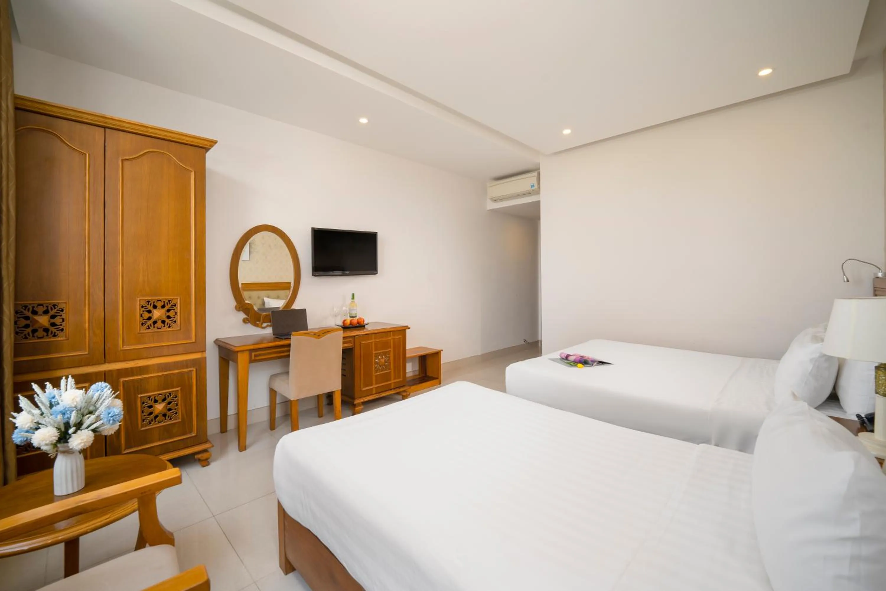 Photo of the whole room, Bed in Royal Family Hotel