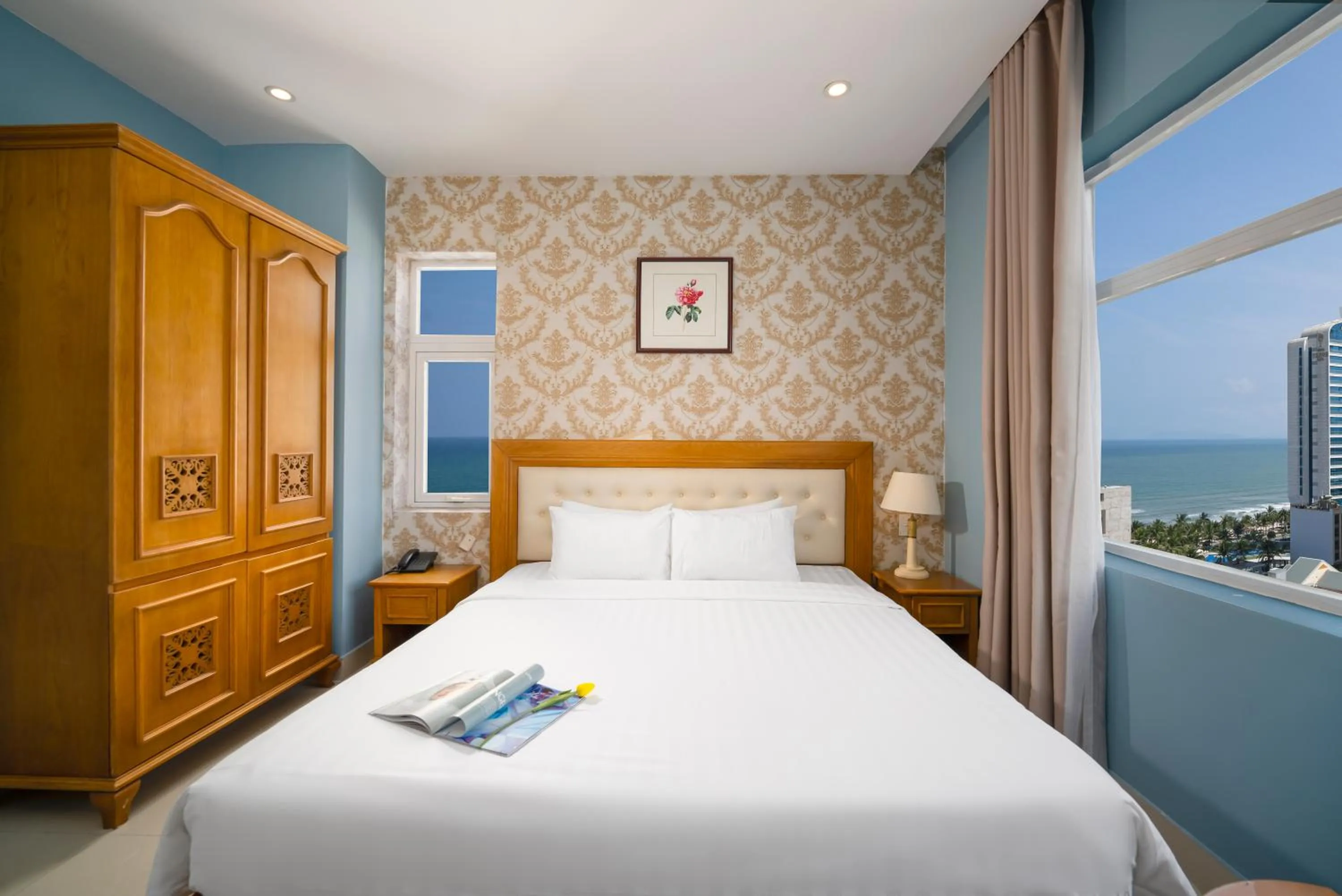 Sea view, Bed in Royal Family Hotel