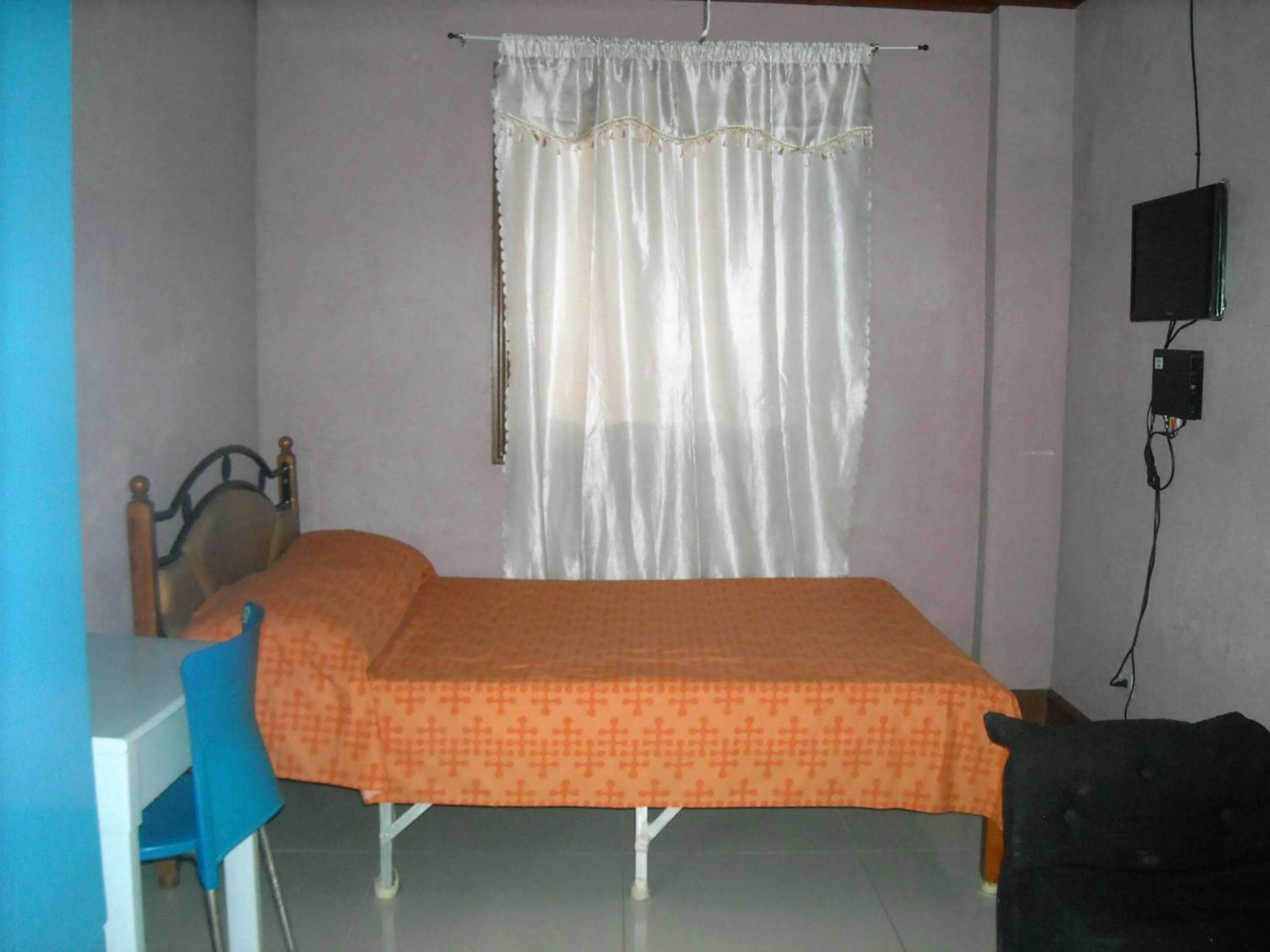 Photo of the whole room, Bed in Cebu Guest Inn