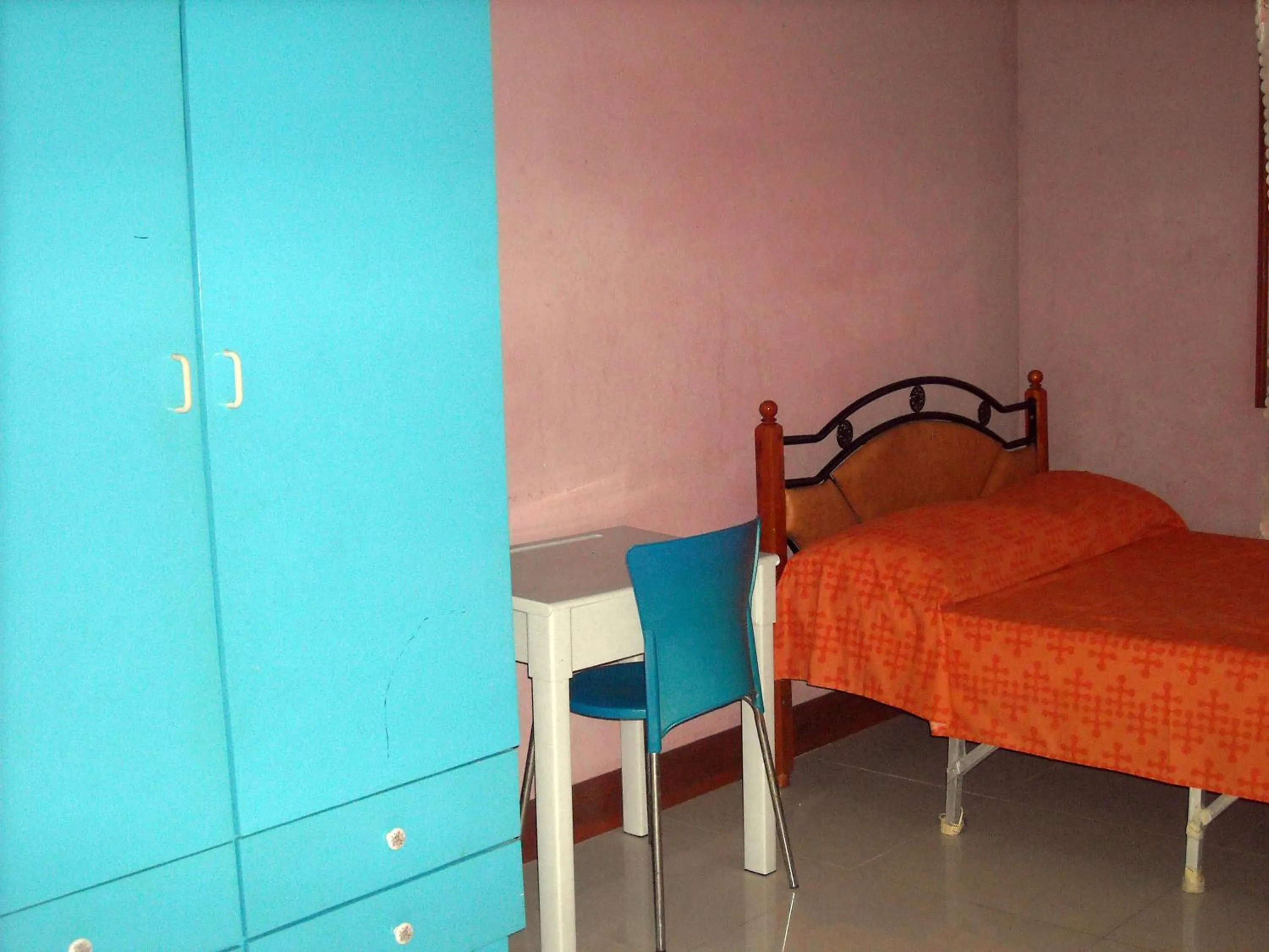 Photo of the whole room, Bed in Cebu Guest Inn