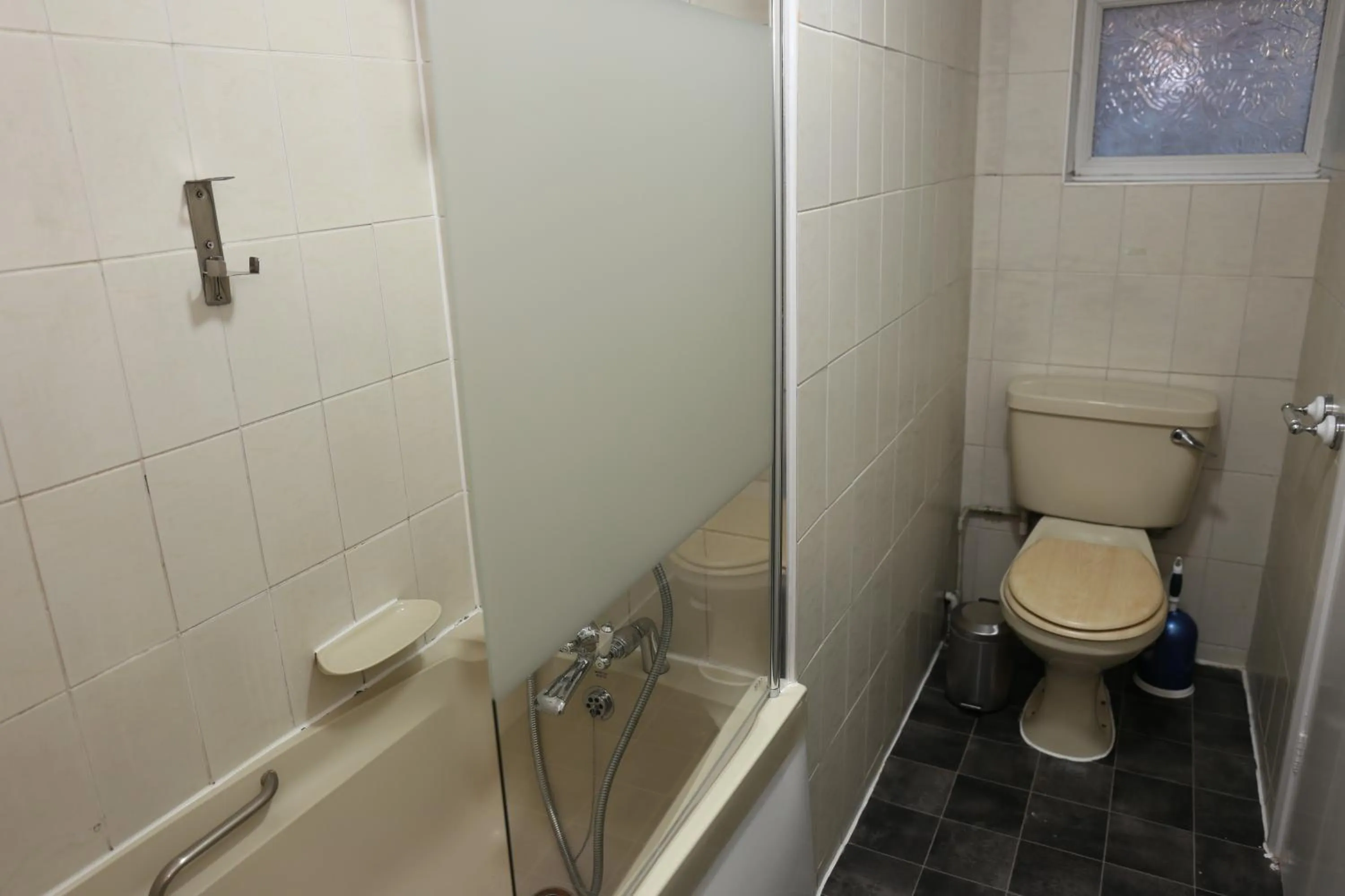 Toilet in Elstree Inn