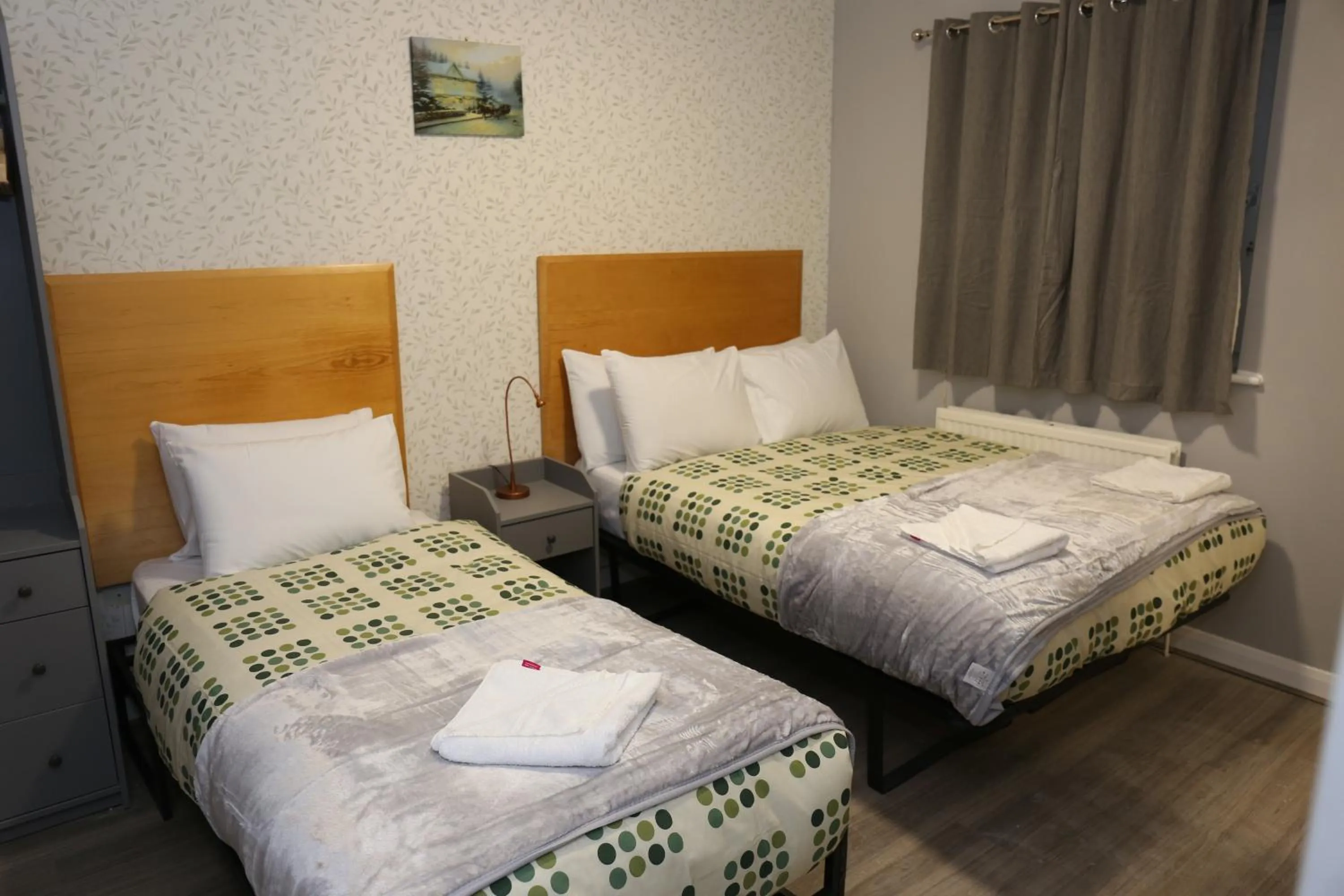 Photo of the whole room, Bed in Elstree Inn