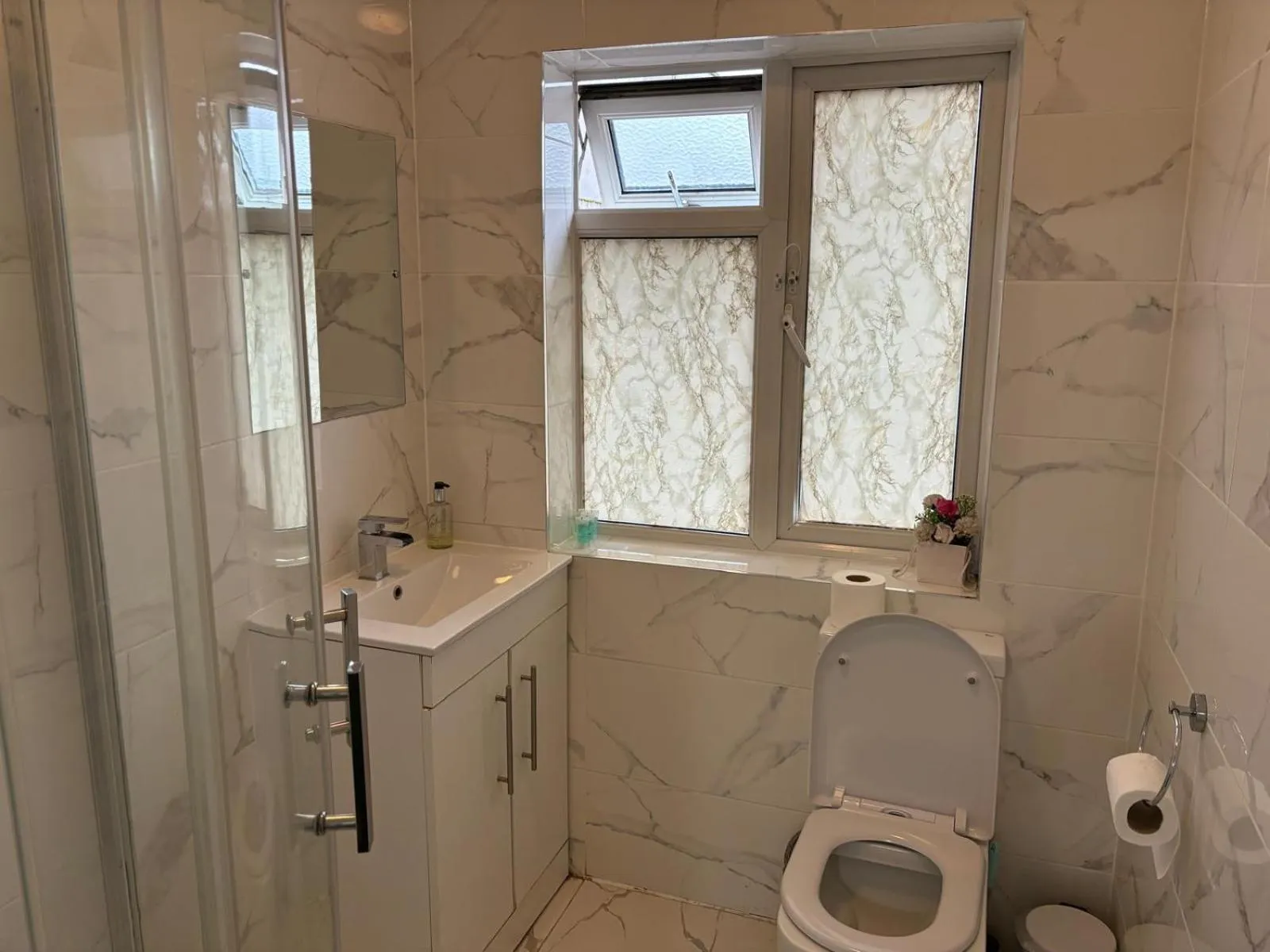 Bathroom in Elstree Inn